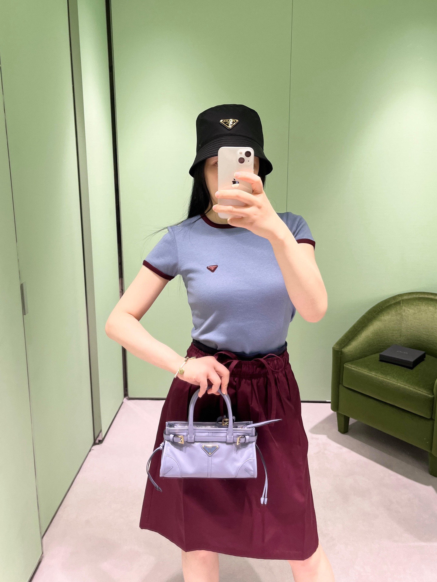 NO:796702,Prada26's new haze blue contrast-edged knitted short-sleeved T-shirt. The fabric is cotton, skin-friendly, breathable, and has a delicate texture. The collar and cuffs have a burgundy ribbed edge design, which has a retro feel. The metal inverted triangle logo on the left chest is embellished with details. The slim fit fits the body shape. It is a refreshing retro item suitable for daily use in spring and summer, layered or worn alone. It has both gentle texture and brand recognition.,, prada, T-shirt, tees, t-shirt,19860909Prada26新款雾霾蓝撞色边针织短袖T恤,面料为棉,亲肤透气且带有细腻肌理,领口与袖口的酒红色罗纹撞边设计,复古感拉满,左胸处的金属倒三角徽标点缀细节,修身版型贴合身形,是适配春夏日常、叠穿或单穿的清爽复古单品,兼具温柔质感与品牌辨识度.,,prada,T-shirt,tees，t-shirt,,Women's clothing