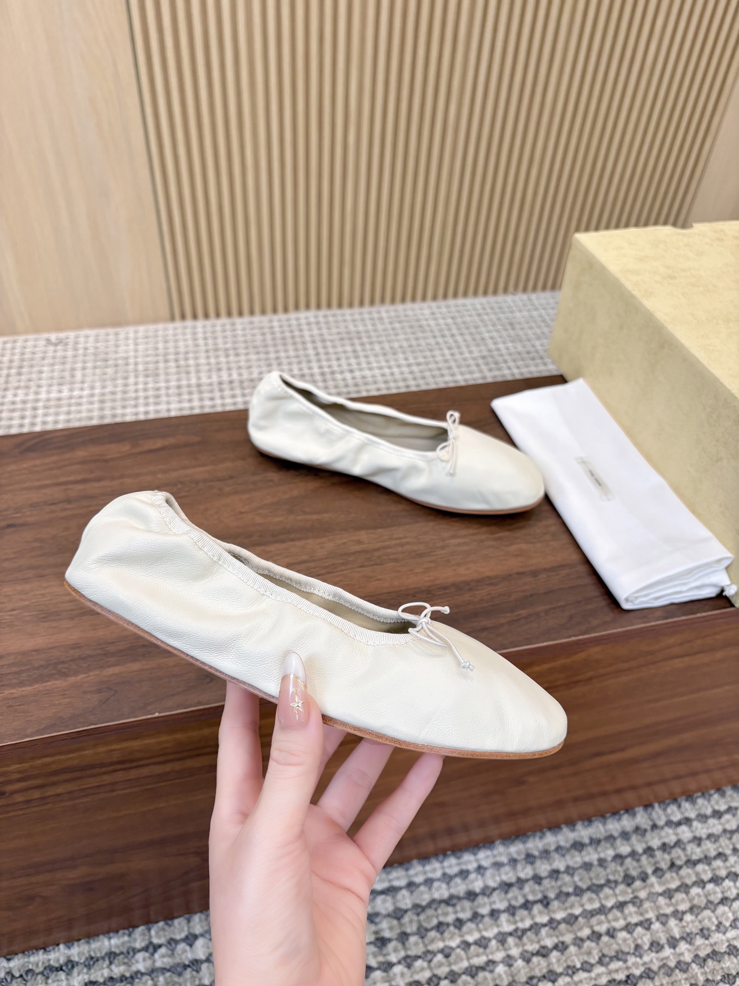 NO:926241,High quality... niche trendy brand the row26 spring and summer new elastic ballet dancing shoes, flat single shoes, grandma shoes!  It is said that these are the most beautiful ballet granny shoes of the year, with French elegance, high-end and fashionable, salty or sweet, artistic and elegant!  A single item that can be worn in all seasons, minimalist bow design, easy to wear and good-looking, a global classic by Feng Mo. The soft and delicate sheepskin fabric makes this ballet immediately unique and very textured. The upper is made of imported velvet/little sheepskin, the lining is soft sheepskin, and the original leather outsole is imported from Italy. Size: 35-40 (40, 41 are customized and non-returnable). Comes with original packaging, ballet shoes, sheepskin, Leather soles19860909高品质…小众潮牌the row26春夏新款松紧芭蕾舞跳舞鞋平底单鞋奶奶鞋！ 据说这是本年度最美丽的芭蕾舞 奶奶鞋,法式优雅气质在线、高级又时髦,可盐可甜,文艺又气质！ 四季可穿的单品,极简蝴蝶结设计,好穿又好看,风魔全球经典著作,柔软细腻羊皮面料让这款芭蕾舞 立马变得与众不同,非常的有质感. 鞋面采用进口天鹅绒/小绵羊皮 内里垫脚柔软羊皮 意大利进口原色真皮大底 码数:35-40(40,41定做不退换） 配原版包装,芭蕾舞鞋,sheepskin,Leather soles,Women's Shoes