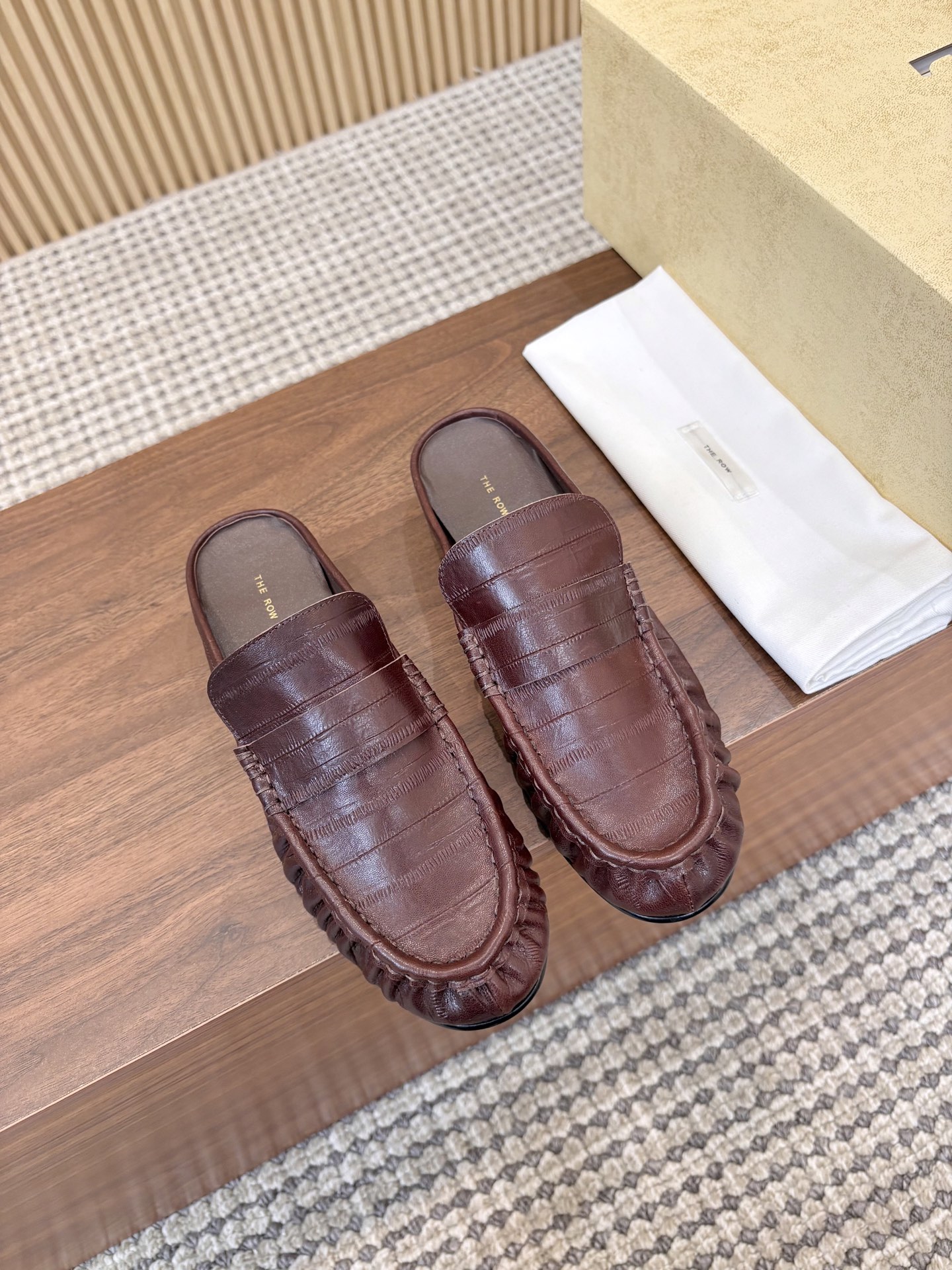 NO:926233,THE ROW 26Fw Spring and Summer New TR Retro Eel Skin Mule Half Slippers Loafers Shiny Old Money Style Small Leather Shoes This pair of loafers is simply a model of minimalist aesthetics!  The square toe design is neat and elegant and flatters the foot shape, perfectly balancing fashion and comfort. When you put it on, you will instantly feel full of aura. The minimalist appearance does not have too many complicated decorations, but with its smooth lines and exquisite workmanship, it has become the king of all-match styles. Pair it with jeans and it is casual and comfortable. Change it to suit pants and it will be smart and neat. Pair it with a dress to show your elegance and easily adapt to various occasions. You can switch between different styles freely. The upper is made of custom-made eel grain cowhide.  Sheepskin lining, Italian genuine leather outsole, size 35-39 (40.41 custom-made, non-refundable), semi-drags, loafers, slippers, skirts, jeans, business suit, cowhide, sheepskin, Leather soles19860909THE ROW 26Fw春夏新款 TR复古鳗鱼皮穆勒半拖鞋 乐福鞋亮面老钱风小皮鞋单鞋 这双乐福鞋简直是极简美学的典范！方头设计利落大气 又修饰脚型,完美平衡了时髦感与舒适度,穿上它 瞬间气场全开.极简的外观没有过多繁杂的装饰,却凭借流畅的线条和精致的做工,成为穿搭界的百搭之王.搭配牛仔裤 随性又自在,换上西装裤 干练又利落,搭配连衣裙 则尽显优雅气质,轻松适配各种场合 在不同风格间自由切换. 鞋面定制鳗鱼纹牛皮 内里垫脚羊皮 鞋底意大利真皮大底 码数35-39（40.41定做不退换）,半拖,loafers,slippers,skirts,jeans,business suit,cowhide,sheepskin,Leather soles,Women's Shoes