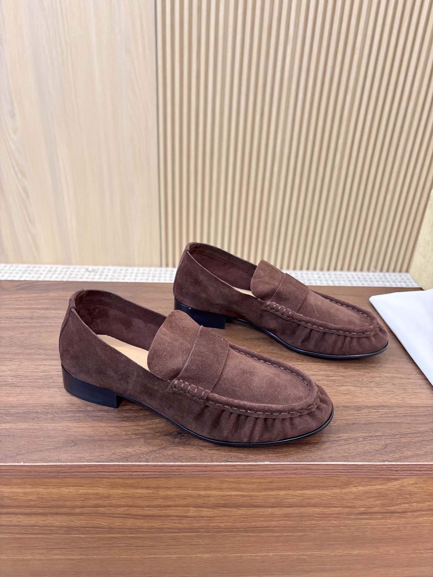 NO:926224,The row 26 spring and summer classic neutral retro modern loafer single shoe cow suede series!  French minimalist style!  High-end lazy style. The overall design is simple, elegant and comfortable. It is easy to wear without falling off or getting loose!  Easily match trousers, jeans and a dress!  The design, craftsmanship and practicality are all perfect!  Fashionable and versatile!  The upper is made of imported cow suede, the lining is made of cow leather, and the original color injection molded leather outsole imported from Italy!  Size: 35-41 (40 and 41 are custom-made and cannot be returned or exchanged), loafers, loafers, skirts, jeans, cowhide, Leather soles19860909The row 26春夏经典中性复古摩登乐福鞋单鞋牛反绒系列！法式极简风格！高级慵懒风.整体设计简约秀气又舒适,穿着方便不掉脚不松垮！西裤牛仔裤连衣裙轻松搭配！设计感、工艺感与实穿性都炒鸡完美！时髦百搭！ 鞋面采用进口牛反绒 内里垫脚牛皮 意大利进口原色注塑真皮大底！ 码数:35-41（40 41订做不退换）,乐福鞋,loafers,skirts,jeans,cowhide,Leather soles,Women's Shoes