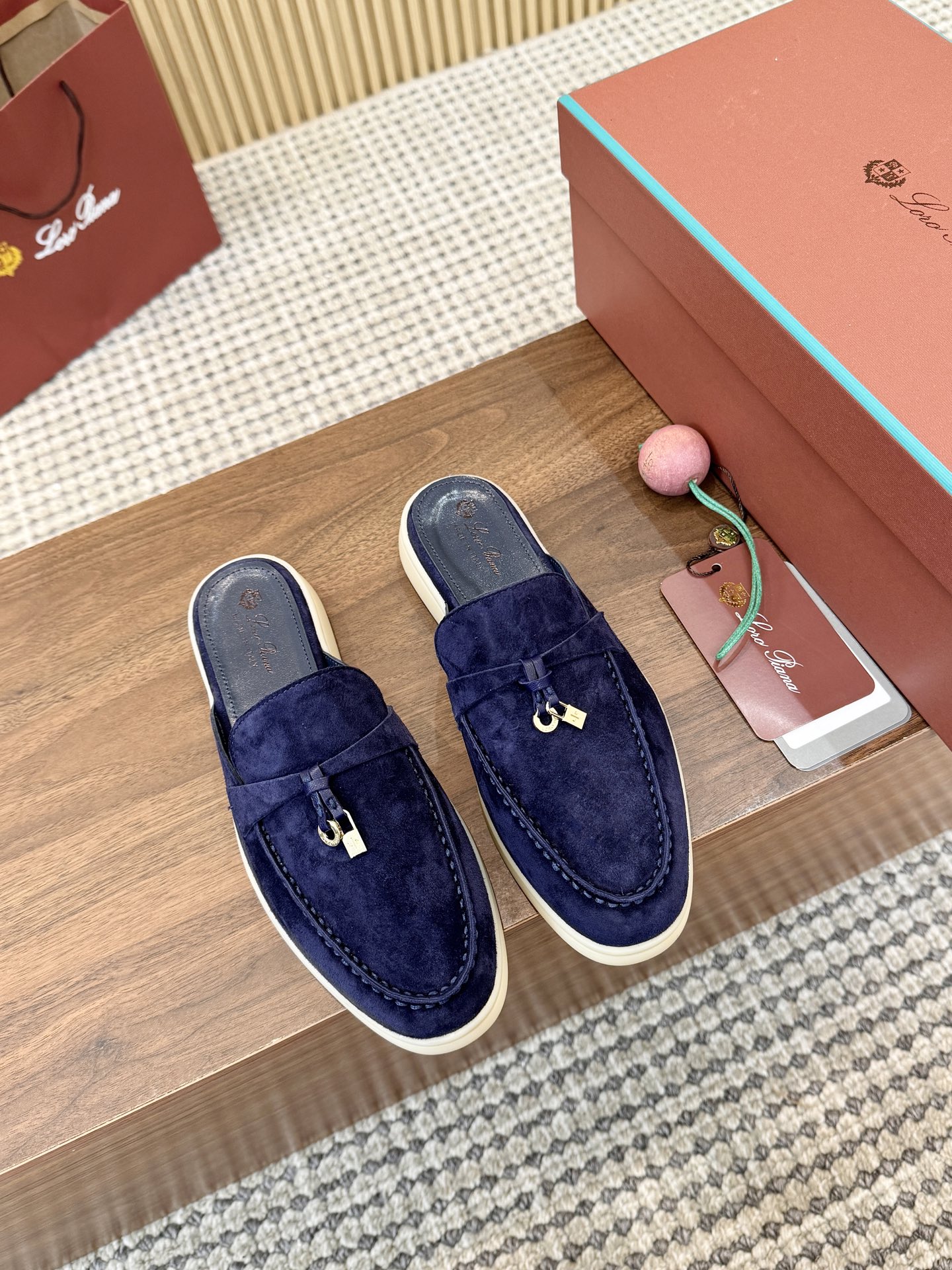 NO:926209,LP classic half slippers, 35-40 (customized at 41.42). Factory price based on quantity. (No negotiation), half slippers, loro piana, slippers19860909LP经典半拖鞋,35-40（41.42定制）.跑量价工厂.（不议价）,半拖,loro piana,slippers,Women's Shoes