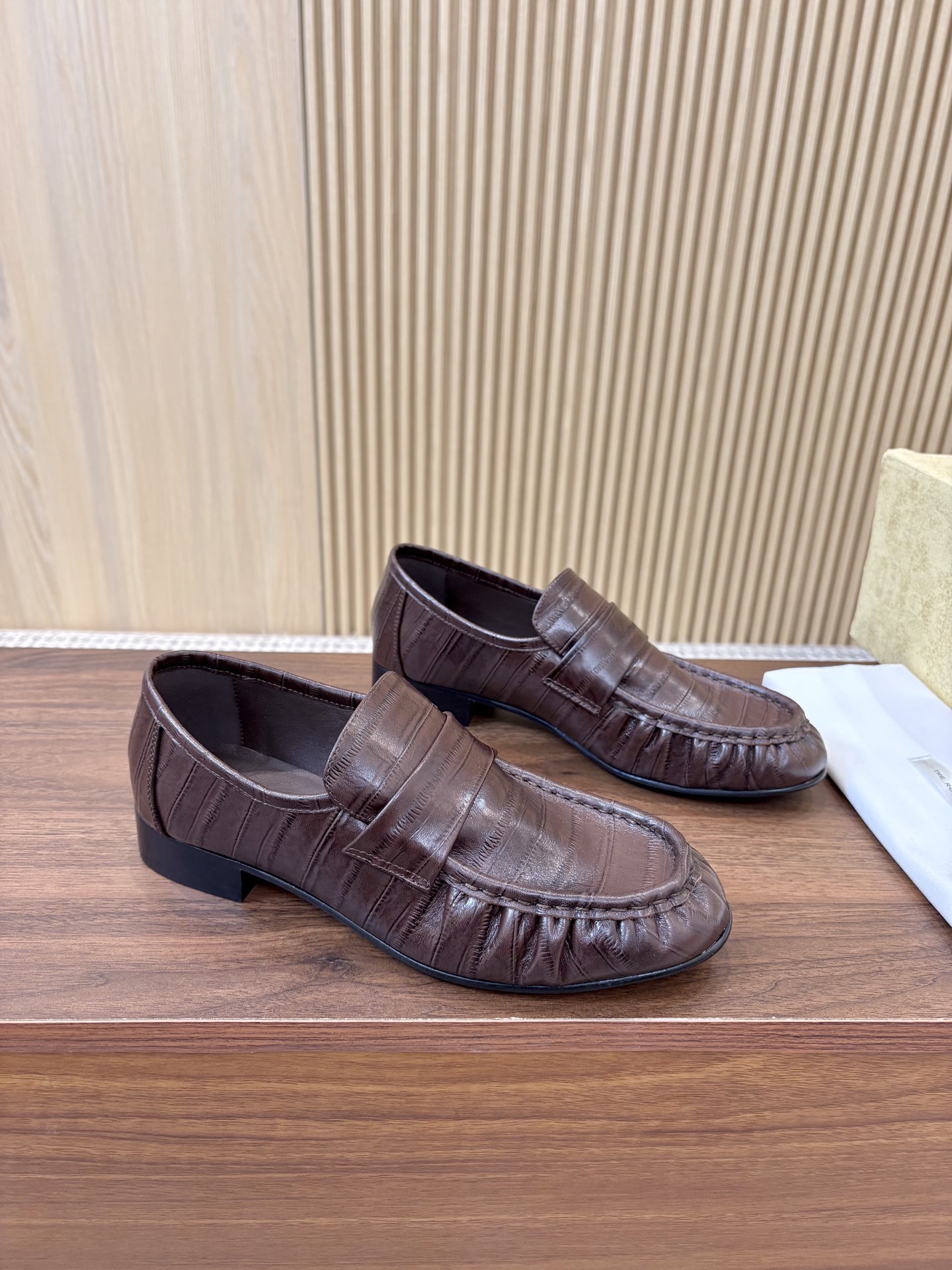 NO:926217,THE ROW 26Fw Spring and Summer New TR Retro Eel Skin Mule Half Slippers Loafers Shiny Old Money Style Small Leather Shoes This pair of loafers is simply a model of minimalist aesthetics!  The square toe design is neat and elegant and flatters the foot shape, perfectly balancing fashion and comfort. When you put it on, you will instantly feel full of aura. The minimalist appearance does not have too many complicated decorations, but with its smooth lines and exquisite workmanship, it has become the king of all-match styles. Pair it with jeans and it is casual and comfortable. Change it to suit pants and it will be smart and neat. Pair it with a dress to show your elegance and easily adapt to various occasions. You can switch between different styles freely. The upper is made of custom-made eel grain cowhide.  Sheepskin lining, Italian genuine leather outsole, size 35-39 (40.41 custom-made, non-refundable), loafers, loafers, slippers, skirts, jeans, business suit, cowhide, sheepskin, Leather soles19860909THE ROW 26Fw春夏新款 TR复古鳗鱼皮穆勒半拖鞋 乐福鞋亮面老钱风小皮鞋单鞋 这双乐福鞋简直是极简美学的典范！方头设计利落大气 又修饰脚型,完美平衡了时髦感与舒适度,穿上它 瞬间气场全开.极简的外观没有过多繁杂的装饰,却凭借流畅的线条和精致的做工,成为穿搭界的百搭之王.搭配牛仔裤 随性又自在,换上西装裤 干练又利落,搭配连衣裙 则尽显优雅气质,轻松适配各种场合 在不同风格间自由切换. 鞋面定制鳗鱼纹牛皮 内里垫脚羊皮 鞋底意大利真皮大底 码数35-39（40.41定做不退换）,乐福鞋,loafers,slippers,skirts,jeans,business suit,cowhide,sheepskin,Leather soles,Women's Shoes
