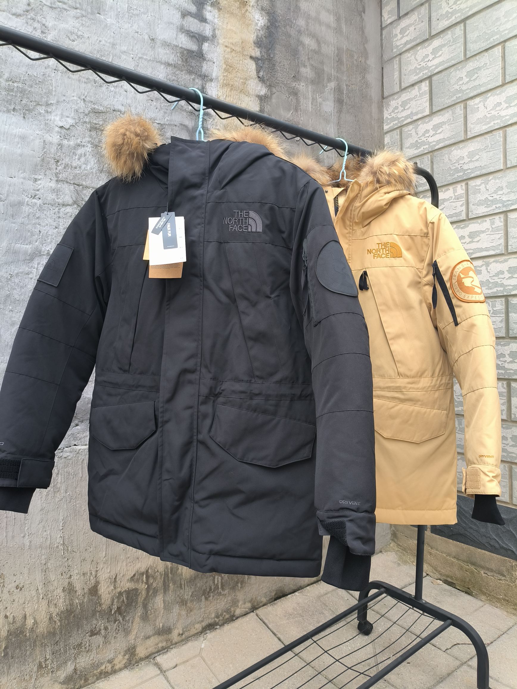 The North Face Arctic Series: Thickened raccoon fur collar, 90% white duck down fill. Colors: Black, Yellow. Sizes: S-2XL.-Big cat