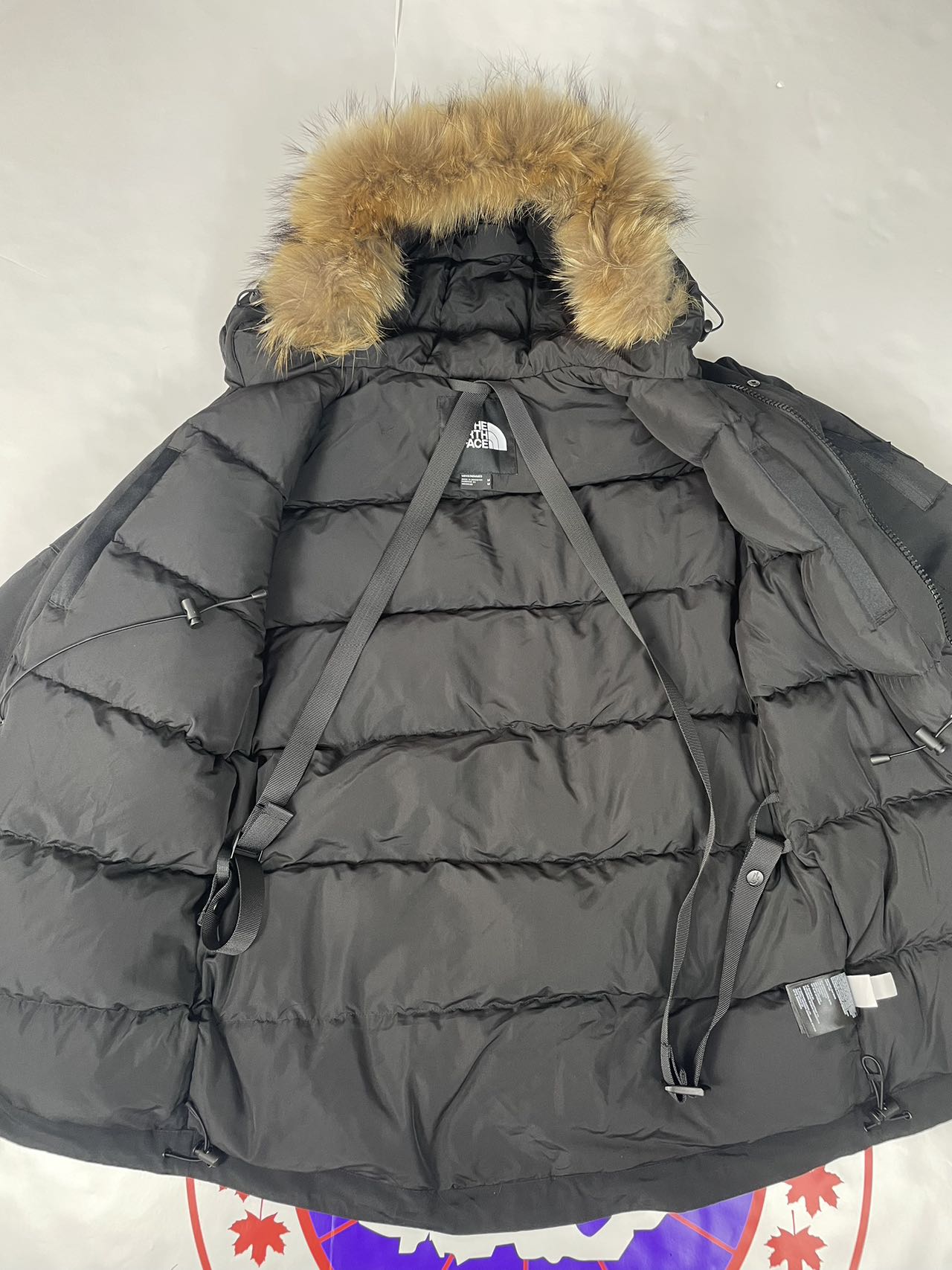 The North Face Arctic Series: Thickened raccoon fur collar, 90% white duck down fill. Colors: Black, Yellow. Sizes: S-2XL.-Big cat