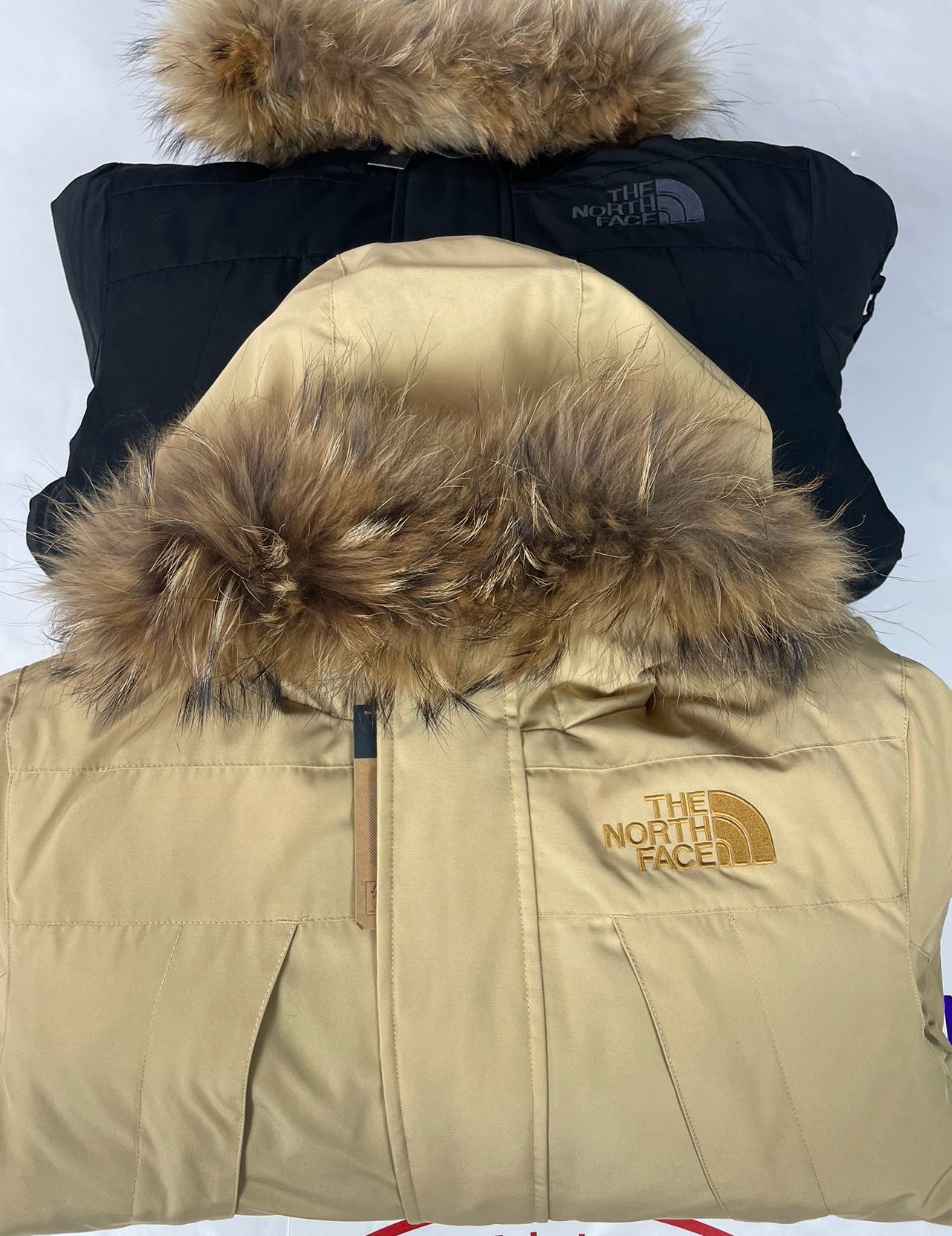 The North Face Arctic Series: Thickened raccoon fur collar, 90% white duck down fill. Colors: Black, Yellow. Sizes: S-2XL.-Big cat