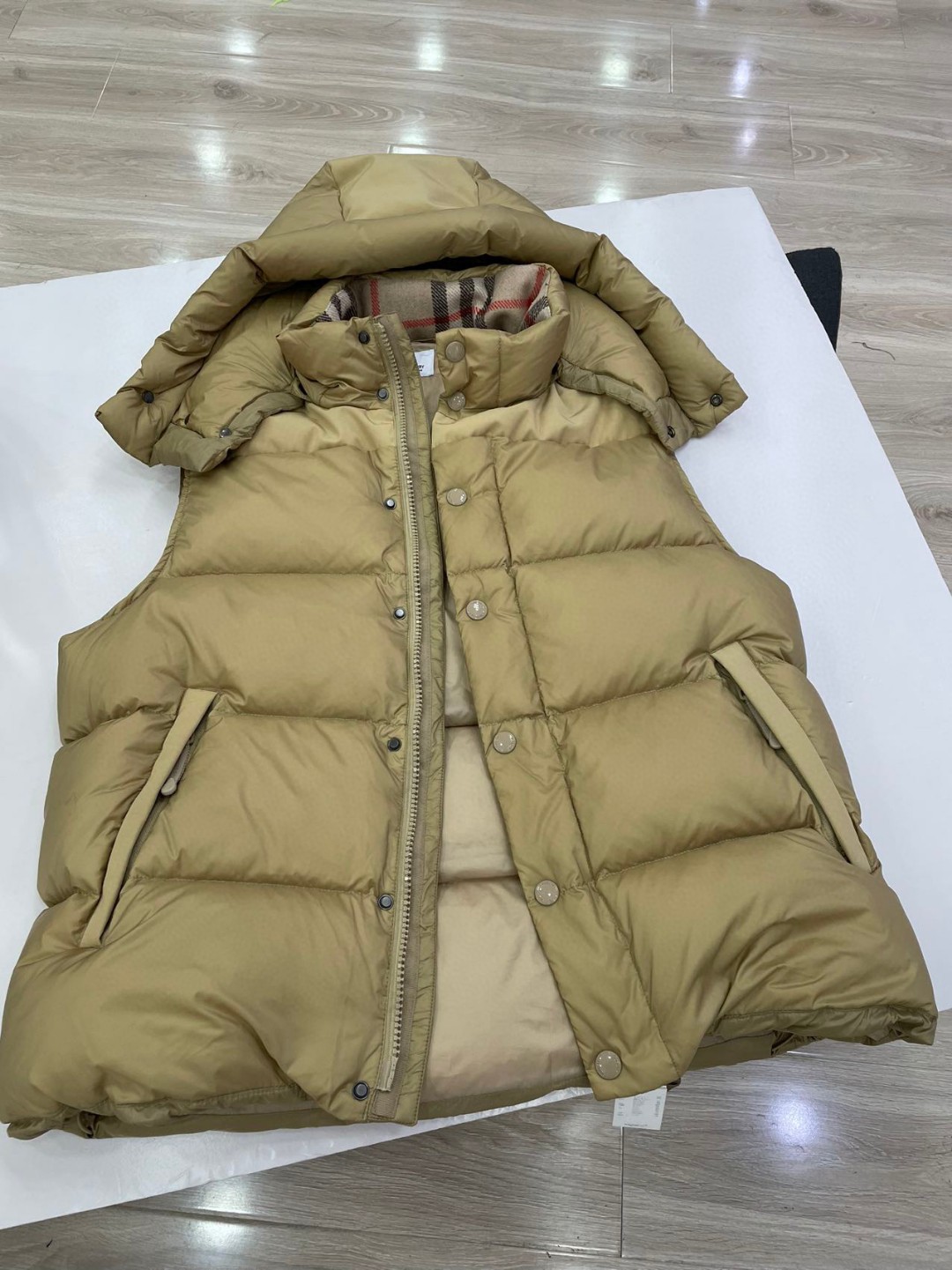 BURBERRY hooded down jacket with detachable sleeves, color-blocked, 95% goose down. Fits up to 240kg without bulk.-Big cat