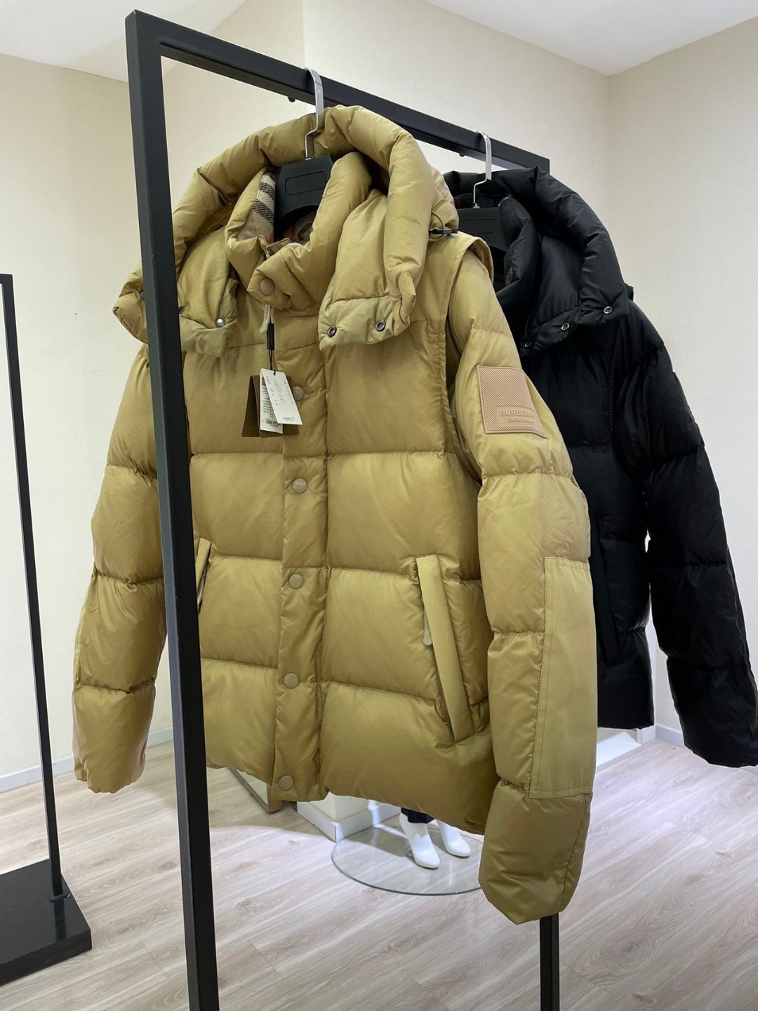 BURBERRY hooded down jacket with detachable sleeves, color-blocked, 95% goose down. Fits up to 240kg without bulk.-Big cat