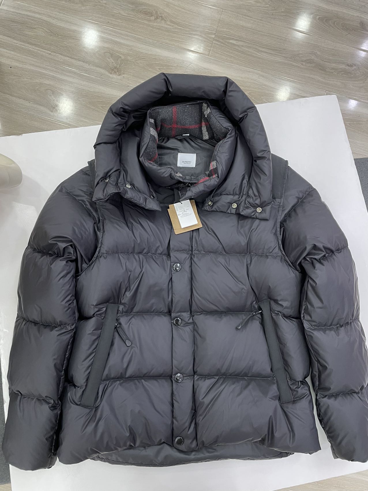 BURBERRY hooded down jacket with detachable sleeves, color-blocked, 95% goose down. Fits up to 240kg without bulk.-Big cat