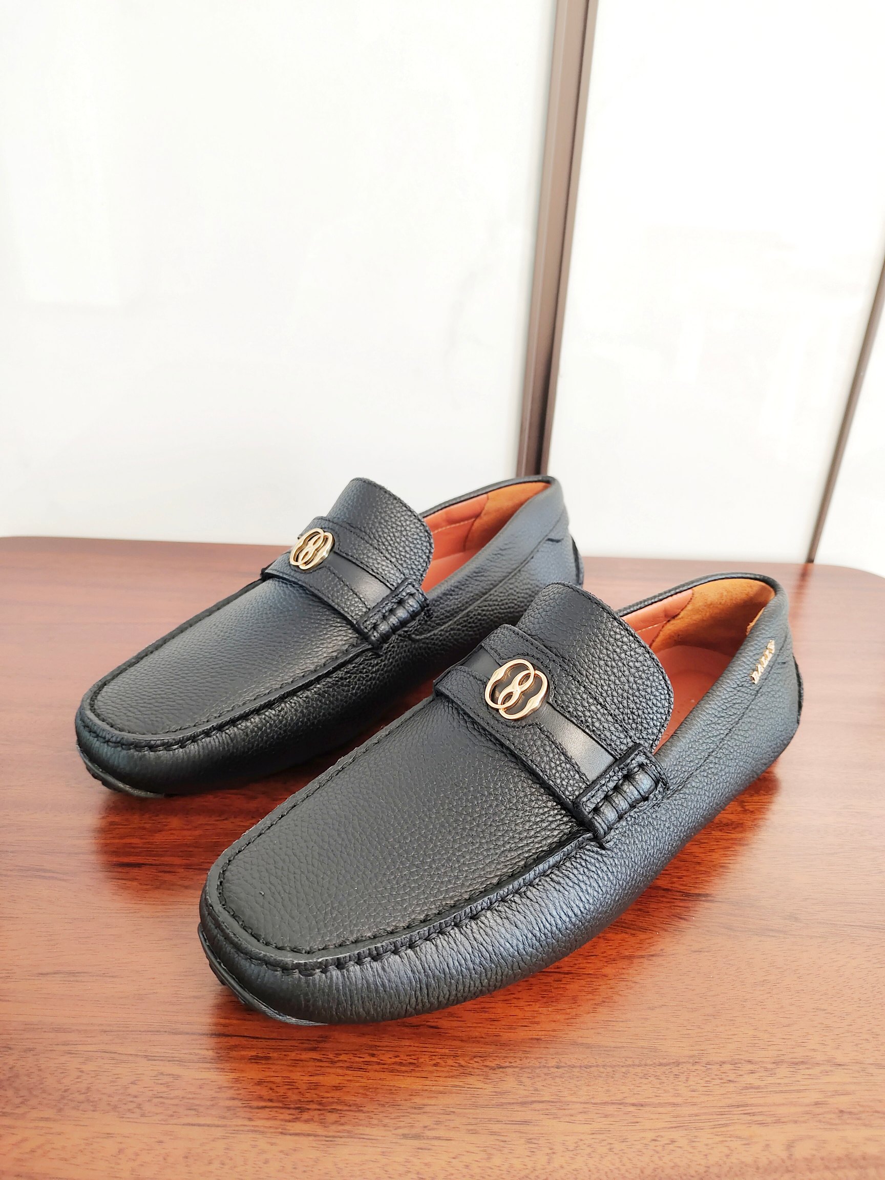 NO:354292,BALLY's new hot PAIPEL men's shoes in spring and summer. Leading counter. Unique brand logo design. Fashionable and versatile. Lychee pattern cowhide. Leather feels super comfortable. Front decorative stripe with the latest small buckle details. Original fragrance rubber grip wear-resistant sole. With original packaging box. Size 39-40-41-42-43-44. Normal leather shoes size, ballly, cowhide19860909BALLY巴利新爆款PAIPEL春夏一脚蹬男鞋 领先专柜 独特的品牌标志设计 时尚百搭 荔枝纹牛皮面 皮质手感超级舒服 正面饰stripe搭最新小饰扣细节 原厂香味橡胶抓地耐磨大底 配原版包装盒 码数39-40-41-42-43-44 正常皮鞋尺码,,bally,cowhide,Men's shoes