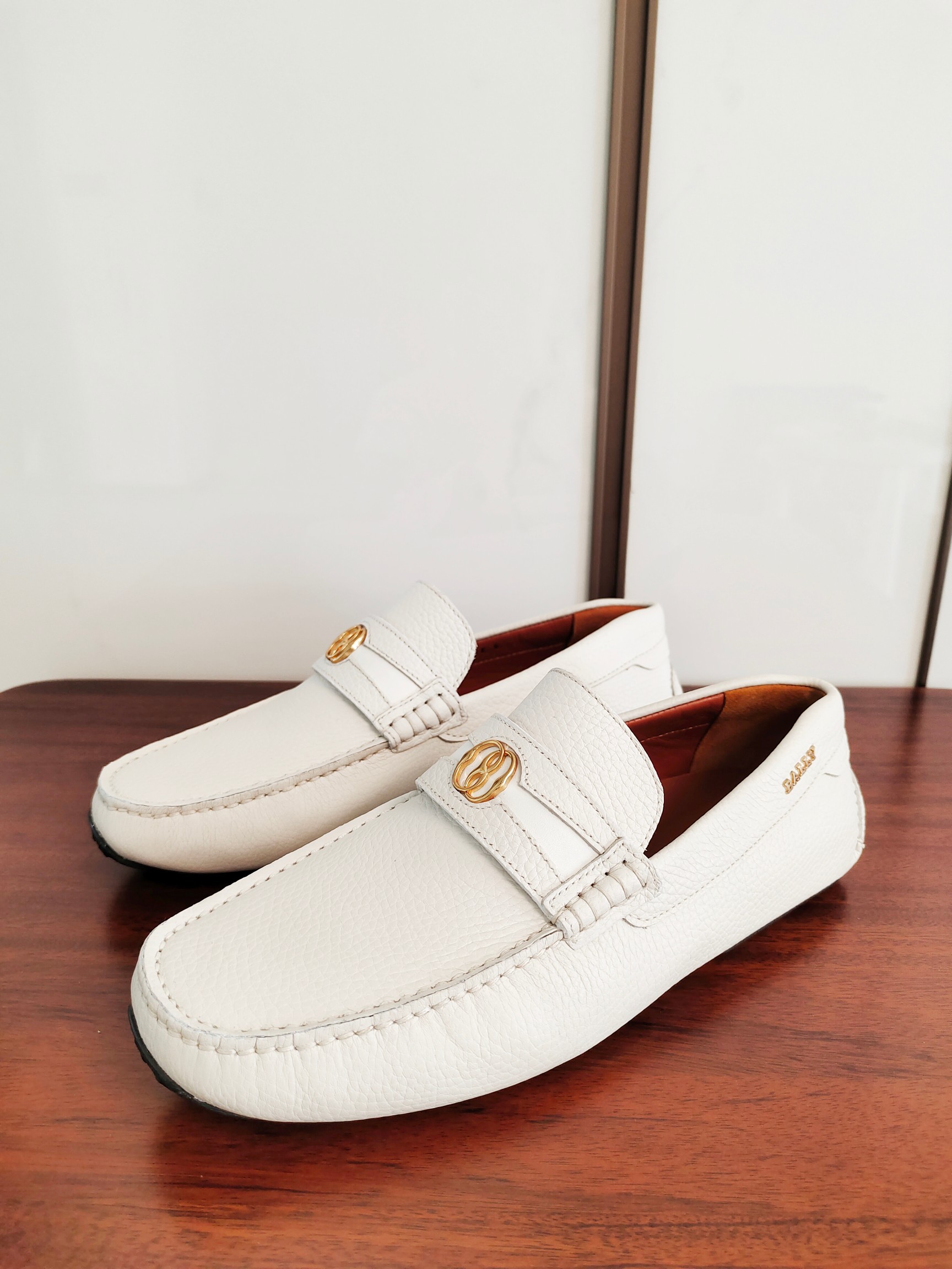 NO:354308,BALLY's new hot AIEL men's shoes in spring and summer. Leading counter. Unique brand logo design. Fashionable and versatile. Lychee pattern cowhide. Leather feels super comfortable. Front trim with the latest small buckle details. Original fragrance rubber grip wear-resistant sole. With original packaging box. Size 39-40-41-42-43-44. Normal leather shoes size,,bally,cowhide19860909BALLY巴利新爆款AIEL春夏一脚蹬男鞋 领先专柜 独特的品牌标志设计 时尚百搭 荔枝纹牛皮面 皮质手感超级舒服 正面饰strie搭最新小饰扣细节 原厂香味橡胶抓地耐磨大底 配原版包装盒 码数39-40-41-42-43-44 正常皮鞋尺码,,bally,cowhide,Men's shoes