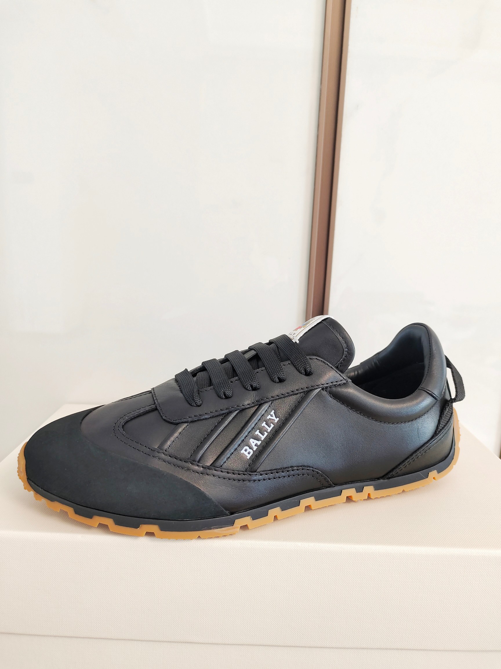 NO:350077,Bally Quarry's new model is available. Calf leather. Small round-toed casual shoes with high-quality details. Designed in a life-and-casual style, with light two-color TPU sole. Classic stripes and gold brand letter logo. Labon midsole fabric structure combined with Zeoge insoles ensures that the shoes maintain outstanding performance and easily adapt to damp and dry ground. Multiple scenes are suitable for encountering and comfortable wearing experience, and classic elements are renewed to interpret fresh and modern. Trendy men's shoes 39 40 41 42 43 44,,cowhide19860909Bally Quarry新款上市 小牛皮质 小圆头休闲鞋高品质细节 以生活休闲款式设计,配以轻盈双色TPU鞋底 鞋身经典条纹加金色品牌字母标识 拉邦中底布结构结合Zeoge鞋垫确保鞋履保持出众性能,轻松适应潮湿及干燥地面 多场景适用邂逅舒适穿着体验,经典元素焕新演绎新鲜现代感 潮款男鞋39 40 41 42 43 44,,cowhide,Men's shoes