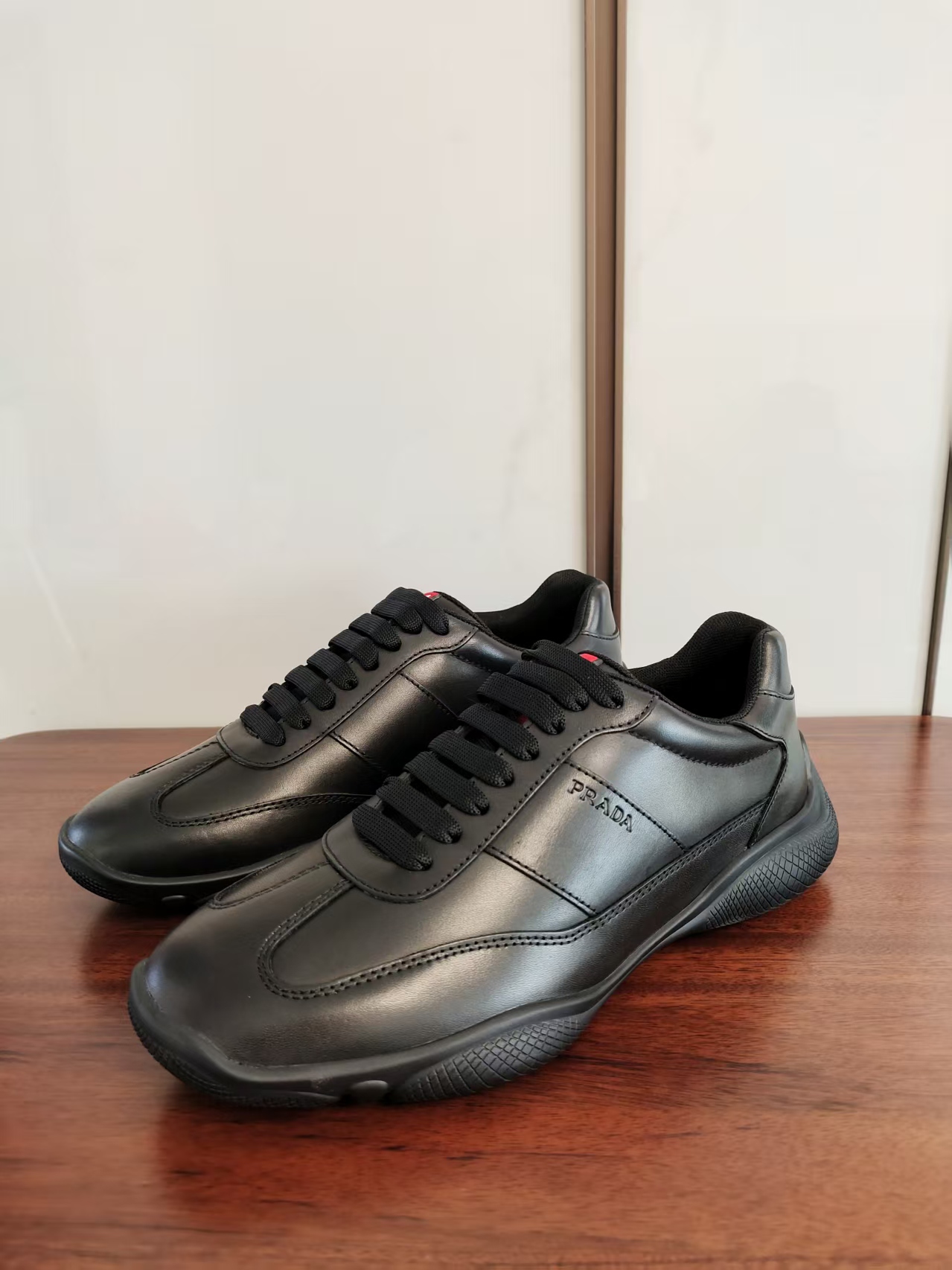 NO:620897,prada's new sports shoes and leather shoes. Leading counter. Exquisite craftsmanship. The latest upgraded version of round-toe shoes. The tongue is decorated with a red logo. Lightweight rubber soles with a shell structure covering part of the upper. Demonstrating craftsmanship. Men's shoes 39 40 41 42 43 44,, prada, sneakers19860909prada 新款运动鞋皮鞋 领先专柜 精湛工艺 圆头皮鞋最新升级版 鞋舌饰以红色徽标 轻巧橡胶鞋底,搭配包覆部分鞋面的贝壳结构 彰显匠心工艺 男鞋39 40 41 42 43 44,,prada,sneakers,Men's shoes