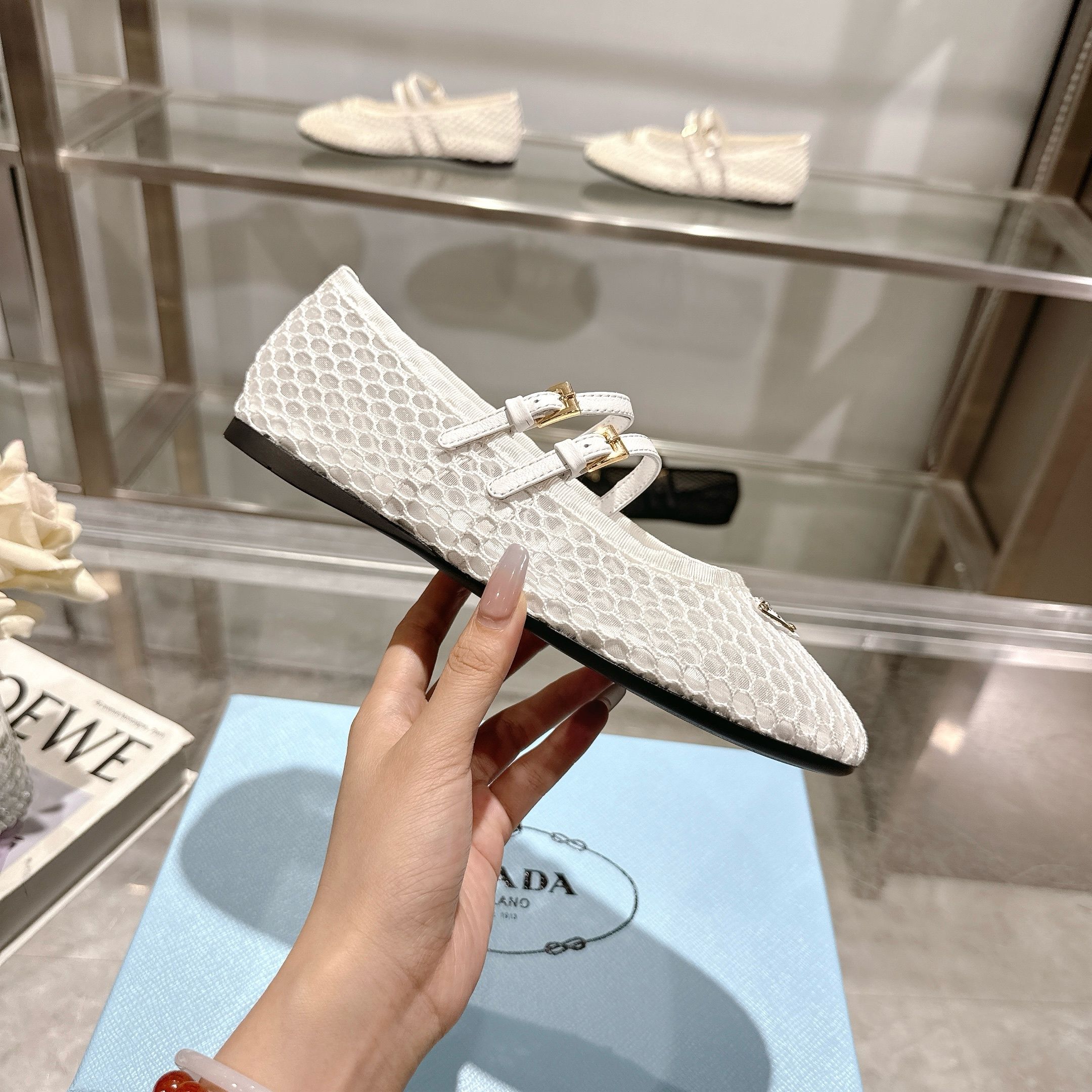 Prada Sheepskin Sandals with Rubber Sole in Sizes 35-40: NetInside Review - 图片 4