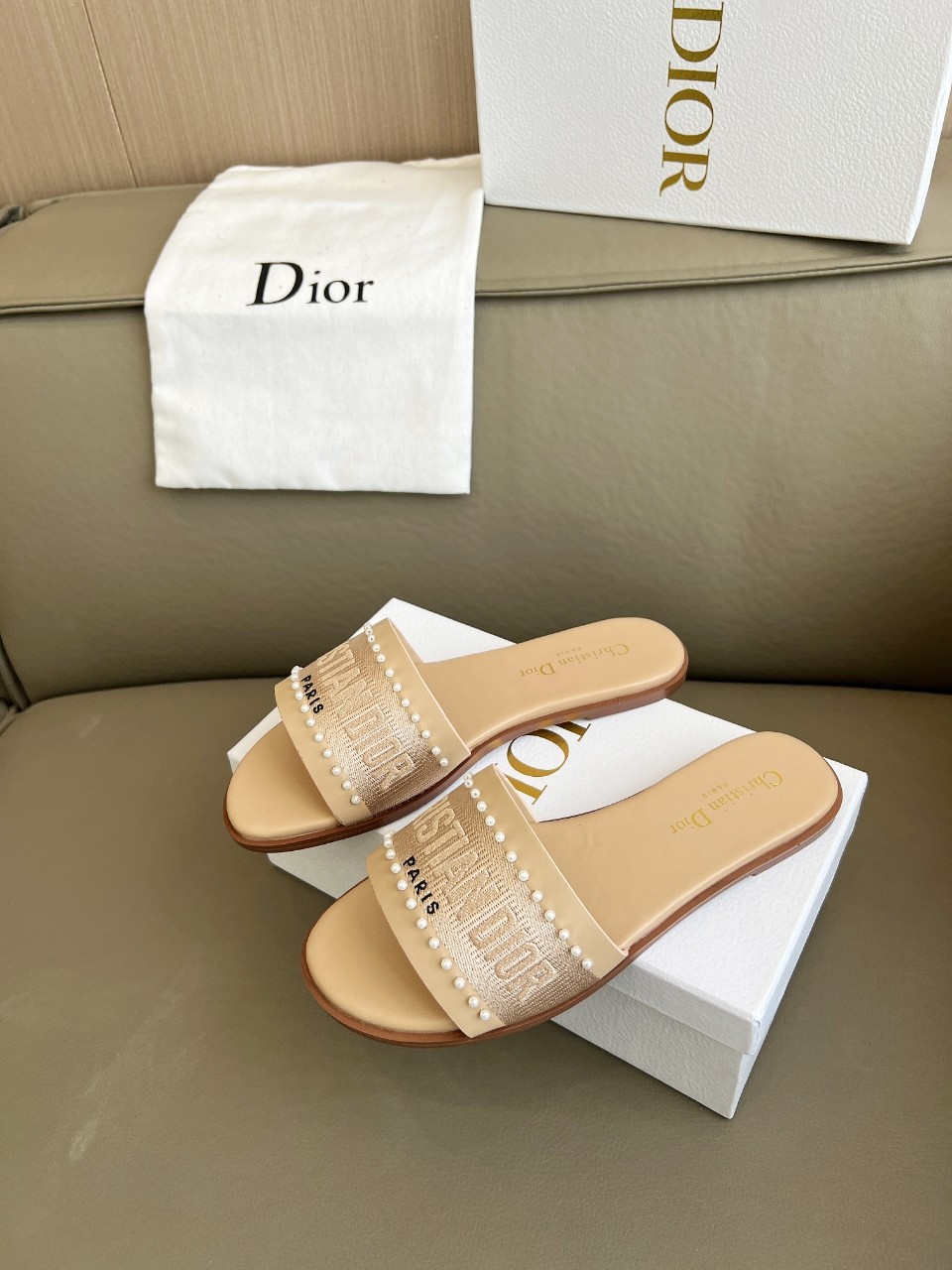 NO:235704,Dior letter slippers are available in multiple colors. The first pair of original Parisian meat in China brings back one-to-one mold opening. The correct version on the entire network is the fastest shipment of all parts. All parts are genuine mold openings, and they are refused to look at pictures to make goods. The only correct version before the market is, the upper is customized   pearls, sizes 35-42, rubber sole genuine leather. Welcome to explode. New colors will be updated one after another. Welcome to explode, slippers, dior, slippers19860909Dior字母拖鞋爆款多色可选,国内第一双原版巴黎人肉带回一比一开模..全网正确版本最快出货各个部位都是正品开模,拒绝看图做货,市场前唯一正确版本,鞋面经过一个月定绣 珍珠,35-42码, 橡胶底 真皮 欢迎爆单.后面新色会陆续更新,欢迎爆单,拖鞋,dior,slippers,Women's Shoes