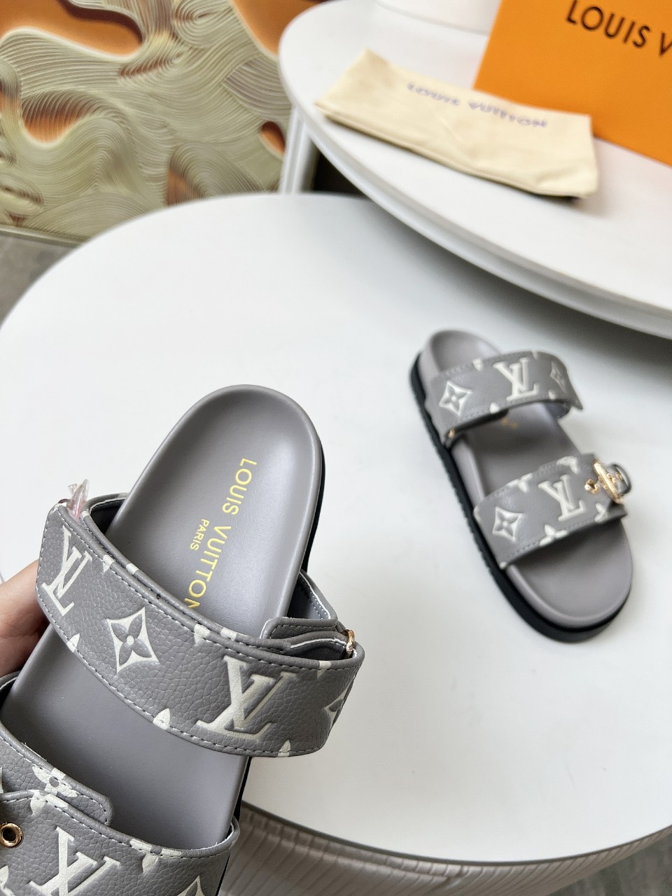 NO:274262,Louis Vuitton Spring and Summer New Slippers are available in the market, 1:1 high-end customization, instantly selling all imitations, original mold opening LOGO decoration, both fashionable and beautiful, fabric: imported embossed cowhide, inner sheepskin, exquisite original shoe last, large sole original mold opening, sole watering platform 4 cm. Size 35-42, multi-color optional, multi-color optional with pictures to place orders, welcome to pass on pictures to smash orders,,,louis vuitton,louis vuitton,slippers,cowhide,sheepskin19860909实价Louis Vuitton路易威登春夏新款拖鞋火爆上市,1:1高级定制,秒杀一切仿品,原版开模LOGO装饰,既时尚又美观,面料:进口压花牛皮,内里羊皮,精美原版鞋楦,大底原版开模,鞋底加水台4厘米.码数35—42,多色可选带图下单,欢迎传图砸单,,,louis vuitton,louis vuitton,slippers,cowhide,sheepskin,Men's shoes