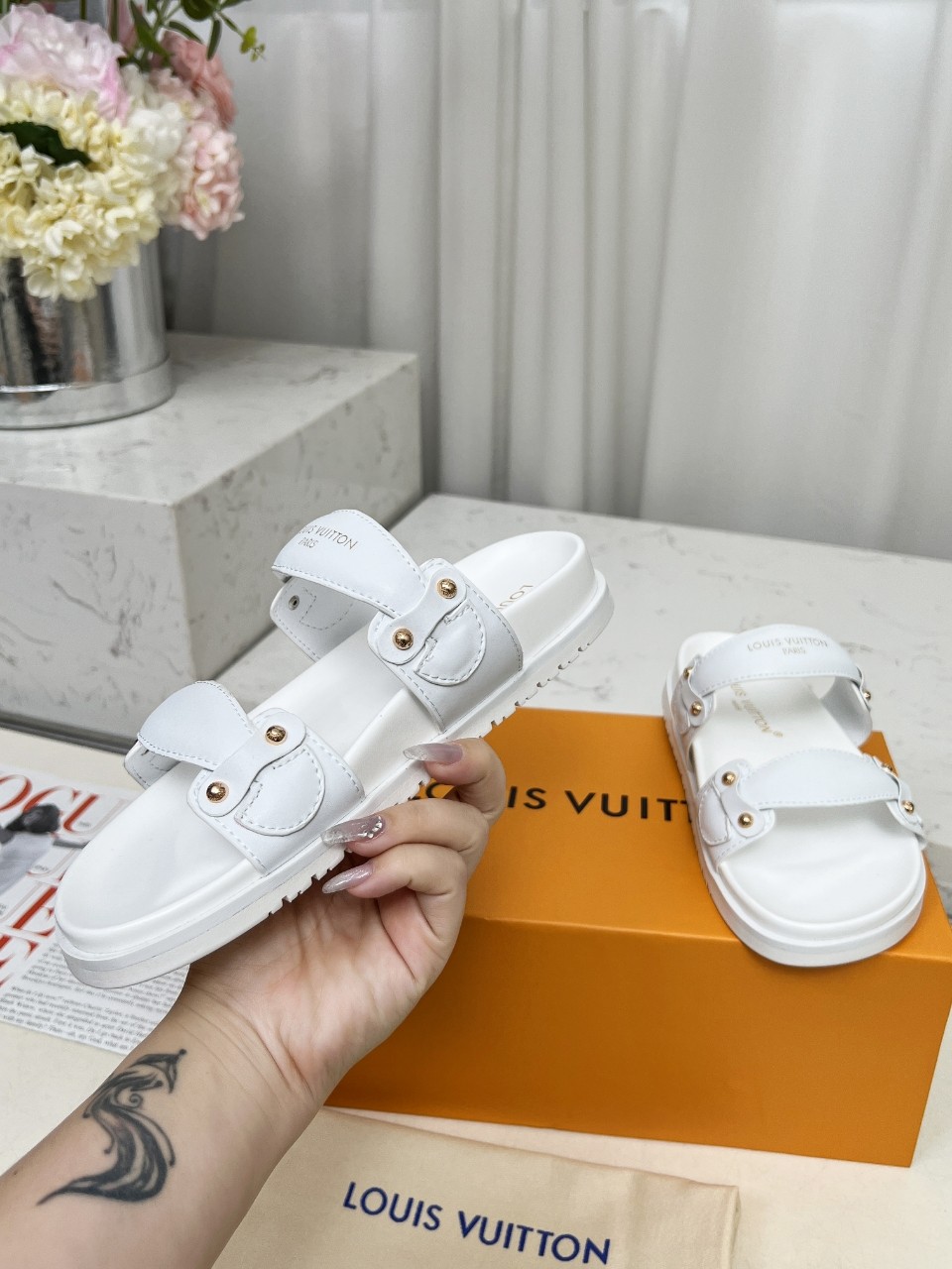 NO:274283,Louis Vuitton Spring and Summer New Slippers are available in the market, 1:1 high-end customization, instantly selling all imitations, original mold opening LOGO decoration, both fashionable and beautiful, fabric: imported cowhide, inner sheepskin, exquisite original shoe last, large sole original mold opening, sole watering platform 4 cm. Size 35-42, many new colors will be updated one after another, welcome to pass pictures and smash orders,,,louis vuitton,louis vuitton,slippers,cowhide,sheepskin19860909实价Louis Vuitton路易威登春夏新款拖鞋火爆上市,1:1高级定制,秒杀一切仿品,原版开模LOGO装饰,既时尚又美观,面料:进口牛皮,内里羊皮,精美原版鞋楦,大底原版开模,鞋底加水台4厘米.码数35—42,多可选新色会陆续更新,欢迎传图砸单,,,louis vuitton,louis vuitton,slippers,cowhide,sheepskin,Men's shoes