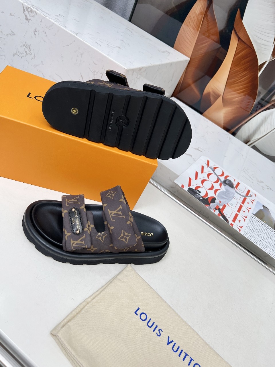 NO:274259,Louis Vuitton Spring and Summer New Slippers are available in the market, 1:1 high-end customization, instantly selling all imitations, original mold opening LOGO decoration, both fashionable and beautiful, fabric: imported embossed silk fabric, inner sheepskin, exquisite original shoe last, large sole original mold opening, sole watering platform 4 cm. Size 35-42, many new colors will be updated one after another, welcome to pass pictures and smash orders,,,louis vuitton,louis vuitton,slippers,sheepskin19860909实价Louis Vuitton路易威登春夏新款拖鞋火爆上市,1:1高级定制,秒杀一切仿品,原版开模LOGO装饰,既时尚又美观,面料:进口压花丝绸面料,内里羊皮,精美原版鞋楦,大底原版开模,鞋底加水台4厘米.码数35—42,多可选新色会陆续更新,欢迎传图砸单,,,louis vuitton,louis vuitton,slippers,sheepskin,Men's shoes