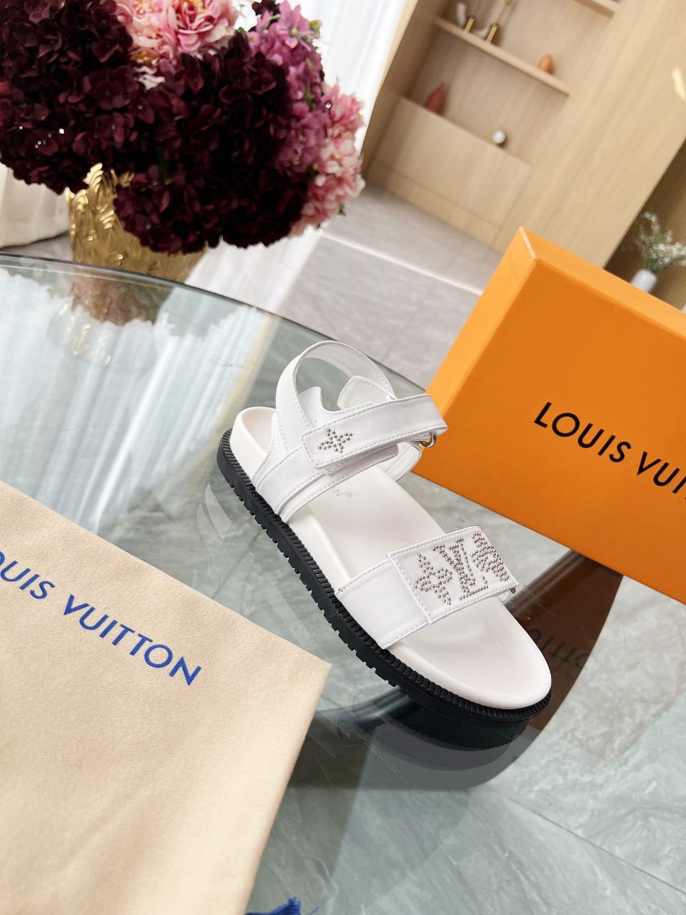NO:274277,Louis Vuitton multi-color optional new slippers are on the market, 1:1 high-end customization, instantly selling all imitations, original mold opening LOGO decoration, both fashionable and beautiful, fabric: calfskin, inner sheepskin, exquisite original shoe last, sole, sole water table 4 cm. Size 35-42, multi-color optional with pictures to place orders, welcome to pass on pictures and smash orders, new colors will be updated one after another, louis vuitton, louis vuitton, slippers, cowhide, sheepskin19860909实价Louis Vuitton路易威登多色可选新款拖鞋火爆上市,1:1高级定制,秒杀一切仿品,原版开模LOGO装饰,既时尚又美观,面料:小牛皮,内里羊皮,精美原版鞋楦,大底,鞋底加水台4厘米.码数35—42, 多色可选带图下单,欢迎传图砸单,新色会陆续更新,,louis vuitton,louis vuitton,slippers,cowhide,sheepskin,Men's shoes