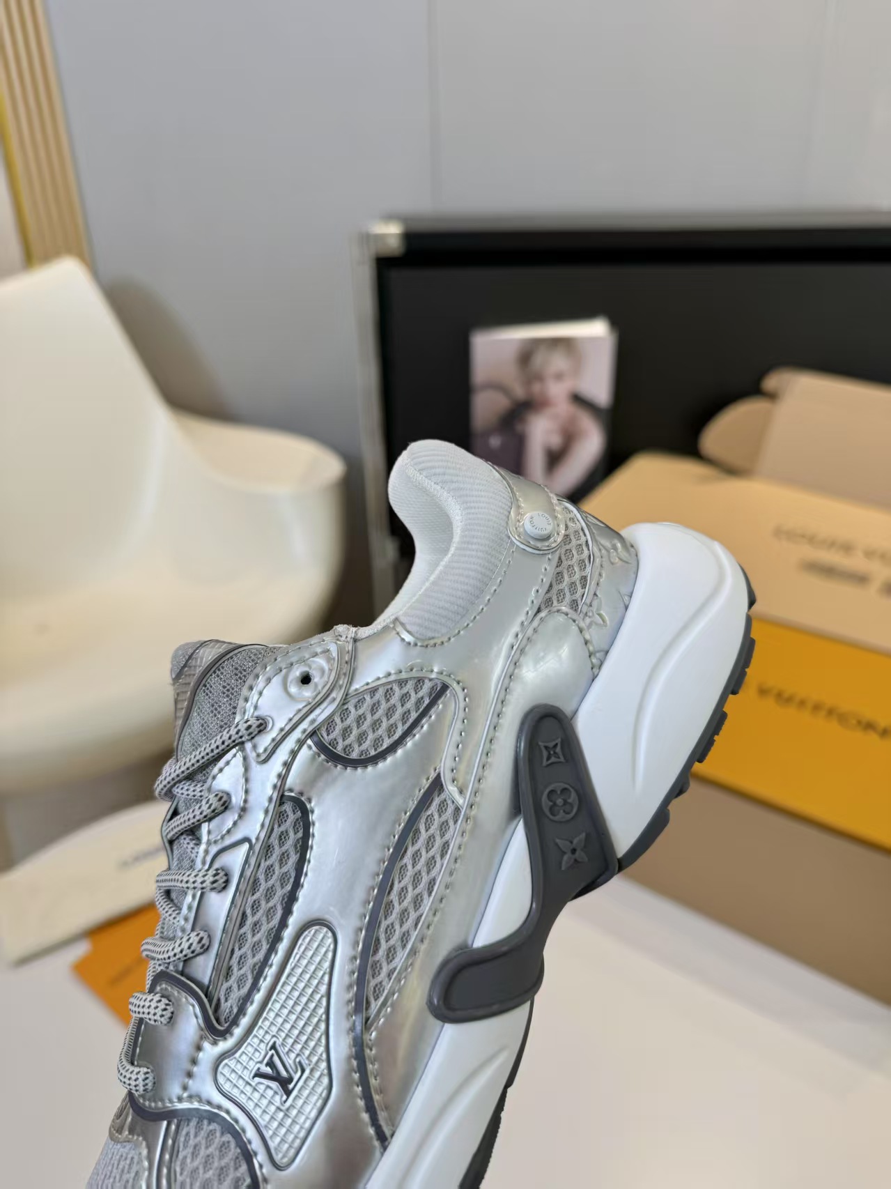 NO:256955,The same sports shoes for couples, the hottest official website synchronizes the fabric, special material printing process. Inner, breathable grid size (35-42 for women) (39-46 for men, 45-46 for men) new colors will be updated one after another, casual shoes/sports shoes, louis vuitton, sneakers19860909LV情侣同款运动鞋,火爆来袭官网同步 面料,采用特殊材料印压工艺. 内里,透气网格 码数（女款35-42）（男款39-46,45-46定做）新色会陆续更新,休闲鞋/运动鞋,louis vuitton,sneakers,Women's Shoes