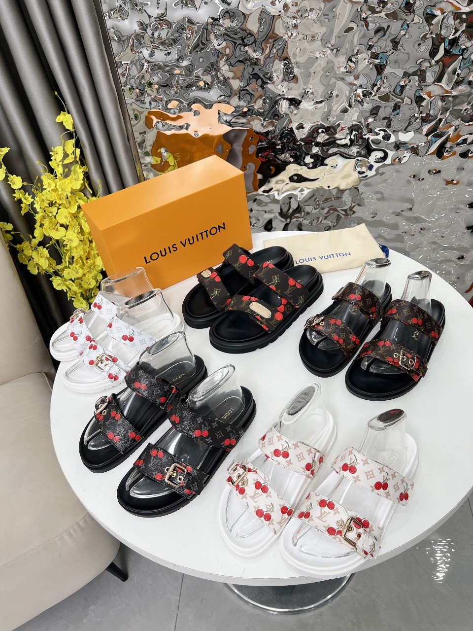 NO:438481,Louis Vuitton's new slippers are on the market, 1:1 high-end customization, instantly kill all imitations, original mold opening LOGO punching decoration, both fashionable and beautiful, fabric: calfskin, sheepskin, exquisite original shoe last, large sole, sole water table 4 cm. Size 35-42, multi-color optional with pictures to place orders, welcome to pass on pictures and smash orders, new colors will be updated one after another, slippers, louis vuitton, louis vuitton, slippers, cowhide, sheepskin19860909Louis Vuitton路易威登新款拖鞋火爆上市,1:1高级定制,秒杀一切仿品,原版开模LOGO冲孔装饰,既时尚又美观,面料:小牛皮,羊皮,精美原版鞋楦,大底,鞋底加水台4厘米.码数35—42, 多色可选带图下单,欢迎传图砸单,新色会陆续更新,拖鞋,louis vuitton,louis vuitton,slippers,cowhide,sheepskin,Women's Shoes