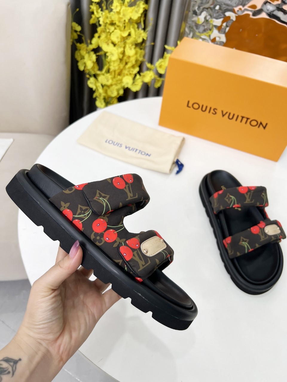 NO:438489,Louis Vuitton Spring and Summer New Slippers are on the market, 1:1 high-end customization, instantly kill all imitations, original mold opening LOGO decoration, both fashionable and beautiful, fabric: imported embossed silk fabric, inner sheepskin, exquisite original shoe last, large sole original mold opening, sole watering platform 4 cm. Size 35-42, many new colors will be updated one after another, welcome to pass pictures and smash orders, slippers, louis vuitton, louis vuitton, slippers, sheepskin19860909Louis Vuitton路易威登春夏新款拖鞋火爆上市,1:1高级定制,秒杀一切仿品,原版开模LOGO装饰,既时尚又美观,面料:进口压花丝绸面料,内里羊皮,精美原版鞋楦,大底原版开模,鞋底加水台4厘米.码数35—42,多可选新色会陆续更新,欢迎传图砸单,,拖鞋,louis vuitton,louis vuitton,slippers,sheepskin,Women's Shoes