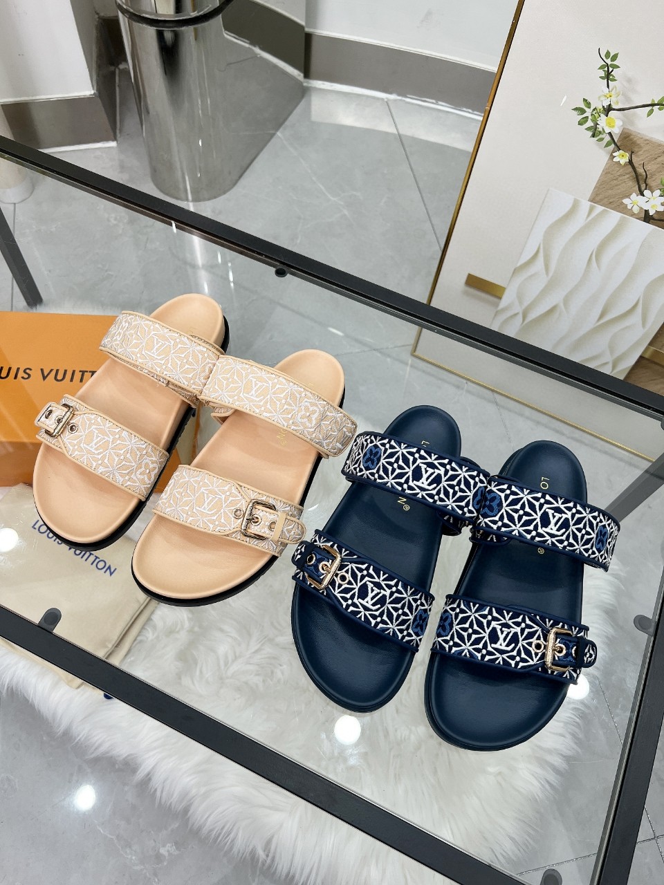NO:438505,Louis Vuitton Spring and Summer New Slippers are on the market, 1:1 high-end customization, instantly kill all imitations, original mold opening LOGO decoration, both fashionable and beautiful, fabric: exquisite embroidery, inner sheepskin, exquisite original shoe last, large sole original mold opening, sole watering platform 4 cm. Size 35-42, multi-color optional with pictures to place orders, new colors will be updated one after another, welcome to pass on pictures to smash orders, slippers, louis vuitton, louis vuitton, slippers, sheepskin19860909Louis Vuitton路易威登春夏新款拖鞋火爆上市,1:1高级定制,秒杀一切仿品,原版开模LOGO装饰,既时尚又美观,面料:精美刺绣,内里羊皮,精美原版鞋楦,大底原版开模,鞋底加水台4厘米.码数35—42,多色可选带图下单,新色会陆续更新,欢迎传图砸单,,拖鞋,louis vuitton,louis vuitton,slippers,sheepskin,Women's Shoes