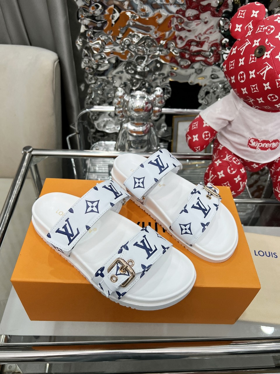 NO:438439,Louis Vuitton Spring and Summer New Slippers are on the market, 1:1 high-end customization, instantly kill all imitations, original mold opening LOGO decoration, both fashionable and beautiful, fabric: imported embossed cowhide, inner sheepskin, exquisite original shoe last, large sole original mold opening, sole watering platform 4 cm. Size 35-42, multi-color optional with pictures to place orders, new colors will be updated one after another, welcome to pass on pictures to smash orders, slippers, louis vuitton, louis vuitton, slippers, cowhide, sheepskin19860909Louis Vuitton路易威登春夏新款拖鞋火爆上市,1:1高级定制,秒杀一切仿品,原版开模LOGO装饰,既时尚又美观,面料:进口压花牛皮,内里羊皮,精美原版鞋楦,大底原版开模,鞋底加水台4厘米.码数35—42,多色可选带图下单,新色会陆续更新,欢迎传图砸单,,拖鞋,louis vuitton,louis vuitton,slippers,cowhide,sheepskin,Women's Shoes