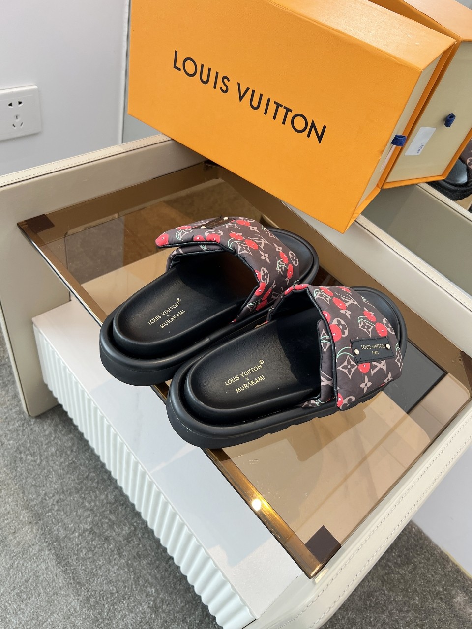 NO:438462,Louis Vuitton Spring and Summer New Slippers are on the market, 1:1 high-end customization, instantly kill all imitations, original mold opening LOGO decoration, both fashionable and beautiful, fabric: imported embossed silk fabric, inner sheepskin, exquisite original shoe last, large sole original mold opening, sole watering platform 4 cm. Size 35-42, many options are available to place an order with pictures, welcome to pass on pictures and smash orders, slippers, louis vuitton, louis vuitton, slippers, sheepskin19860909Louis Vuitton路易威登春夏新款拖鞋火爆上市,1:1高级定制,秒杀一切仿品,原版开模LOGO装饰,既时尚又美观,面料:进口压花丝绸面料,内里羊皮,精美原版鞋楦,大底原版开模,鞋底加水台4厘米.码数35—42,多可选带图下单,欢迎传图砸单,,拖鞋,louis vuitton,louis vuitton,slippers,sheepskin,Women's Shoes