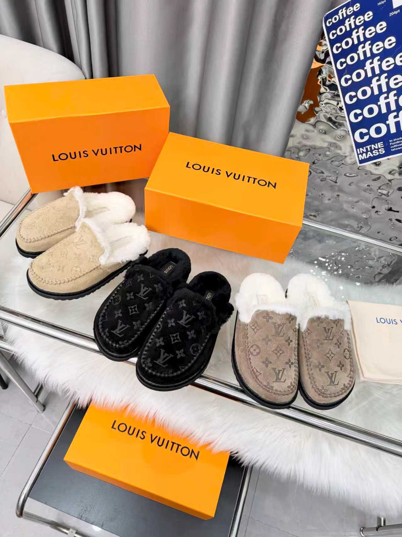 NO:615895,Louis Vuitton Louis Vuitton's new autumn and winter wool shoes are on the market, 1:1 advanced customization, instant kill of all imitations, original molded LOGO decoration, both fashionable and beautiful, fabric: imported mercerized cowhide + embossed, inner collar wool, exquisite original shoe last, original molded outsole. Size 35-41, 42 can be customized, semi-slip fur shoes, louis vuitton, louis vuitton19860909Louis Vuitton路易威登秋冬新款羊毛鞋火爆上市,1:1高级定制,秒杀一切仿品,原版开模LOGO装饰,既时尚又美观,面料:进口丝光牛京+压花,内里领口羊毛,精美原版鞋楦,大底原版开模.码数35—41,42可定做,,半拖毛毛鞋,louis vuitton,louis vuitton,Women's Shoes