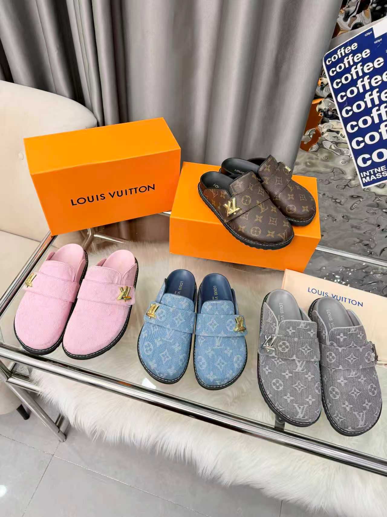 NO:615897,Louis Vuitton's new spring and summer slippers are now on the market, 1:1 advanced customization, instant kill of all imitations, original molded LOGO decoration, both fashionable and beautiful, fabric, embroidered denim, sheepskin lining, exquisite original shoe last, original molded outsole, sole with water platform 4cm. Size 35-42, multiple colors available with pictures, semi-slippers, louis vuitton, louis vuitton, slippers, sheepskin19860909Louis Vuitton路易威登春夏新款拖鞋火爆上市,1:1高级定制,秒杀一切仿品,原版开模LOGO装饰,既时尚又美观,面料,绣花牛仔,内里羊皮,精美原版鞋楦,大底原版开模,鞋底加水台4厘米.码数35—42,多色色可选带图下,半拖毛毛鞋,louis vuitton,louis vuitton,slippers,sheepskin,Women's Shoes