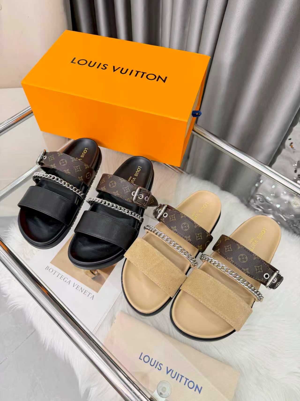 NO:787905,Louis Vuitton's new slippers are available in multiple colors and are now on the market. 1:1 advanced customization, killing all imitations. Original molded LOGO decoration, both fashionable and beautiful. Fabric: calfskin, sheepskin lining, exquisite original shoe last, outsole, 4cm water platform on the sole. Size 35-42, available in multiple colors. Order with picture. Welcome to send pictures to place orders. New colors will be updated one after another. Slippers, louis vuitton, louis  vuitton,slippers,cowhide,sheepskin19860909Louis Vuitton路易威登多色可选新款拖鞋火爆上市,1:1高级定制,秒杀一切仿品,原版开模LOGO装饰,既时尚又美观,面料:小牛皮,内里羊皮,精美原版鞋楦,大底,鞋底加水台4厘米.码数35—42, 多色可选带图下单,欢迎传图砸单,新色会陆续更新,拖鞋,louis vuitton,louis vuitton,slippers,cowhide,sheepskin,Women's Shoes