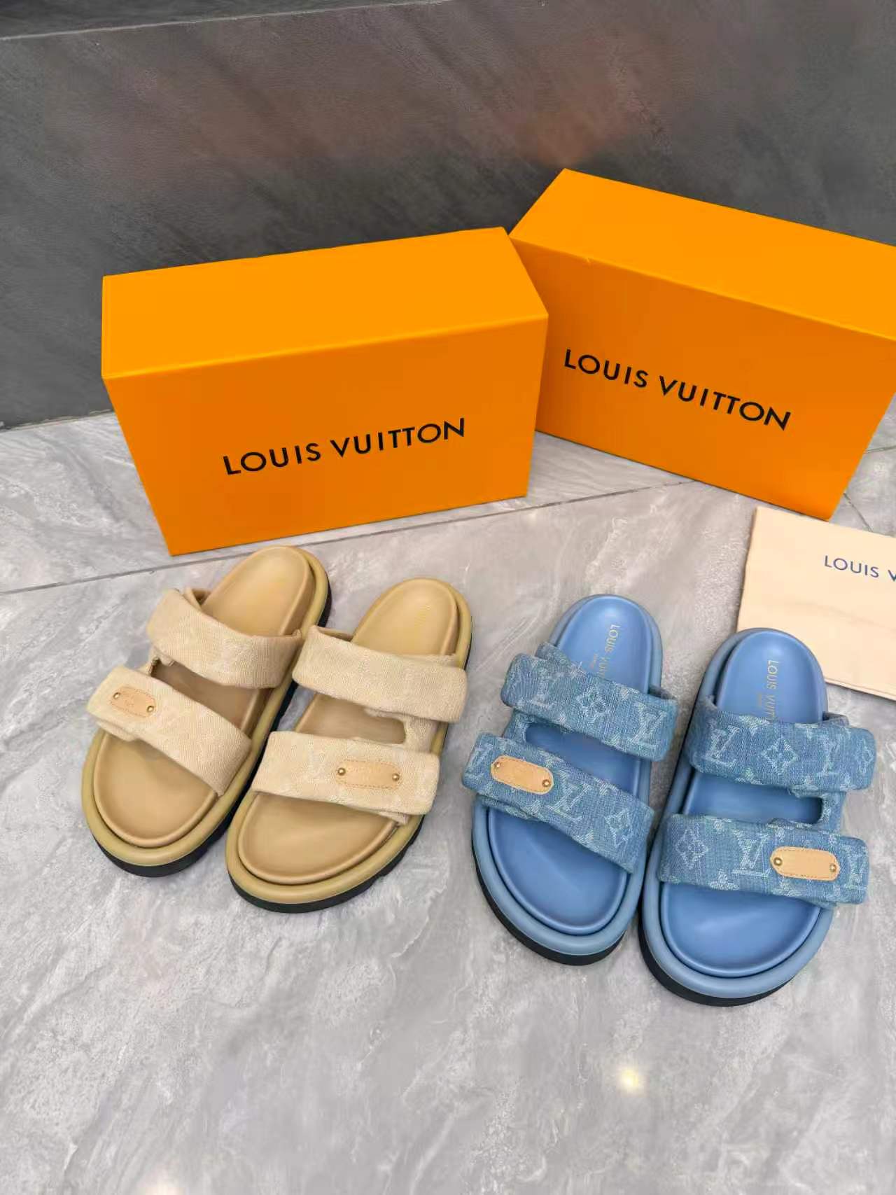 NO:787910,Louis Vuitton Louis Vuitton's new spring and summer slippers are on the market, 1:1 advanced customization, instant kill all imitations, original molded LOGO decoration, both fashionable and beautiful, fabric: imported embossed silk fabric, inner sheepskin, exquisite original shoe last, original molded outsole, 4cm water platform on the sole. Size 35-42, multiple optional new colors will be updated one after another, welcome to send pictures to place orders, slippers, louis vuitton, louis  vuitton,slippers,sheepskin19860909Louis Vuitton路易威登春夏新款拖鞋火爆上市,1:1高级定制,秒杀一切仿品,原版开模LOGO装饰,既时尚又美观,面料:进口压花丝绸面料,内里羊皮,精美原版鞋楦,大底原版开模,鞋底加水台4厘米.码数35—42,多可选新色会陆续更新,欢迎传图砸单,,拖鞋,louis vuitton,louis vuitton,slippers,sheepskin,Women's Shoes