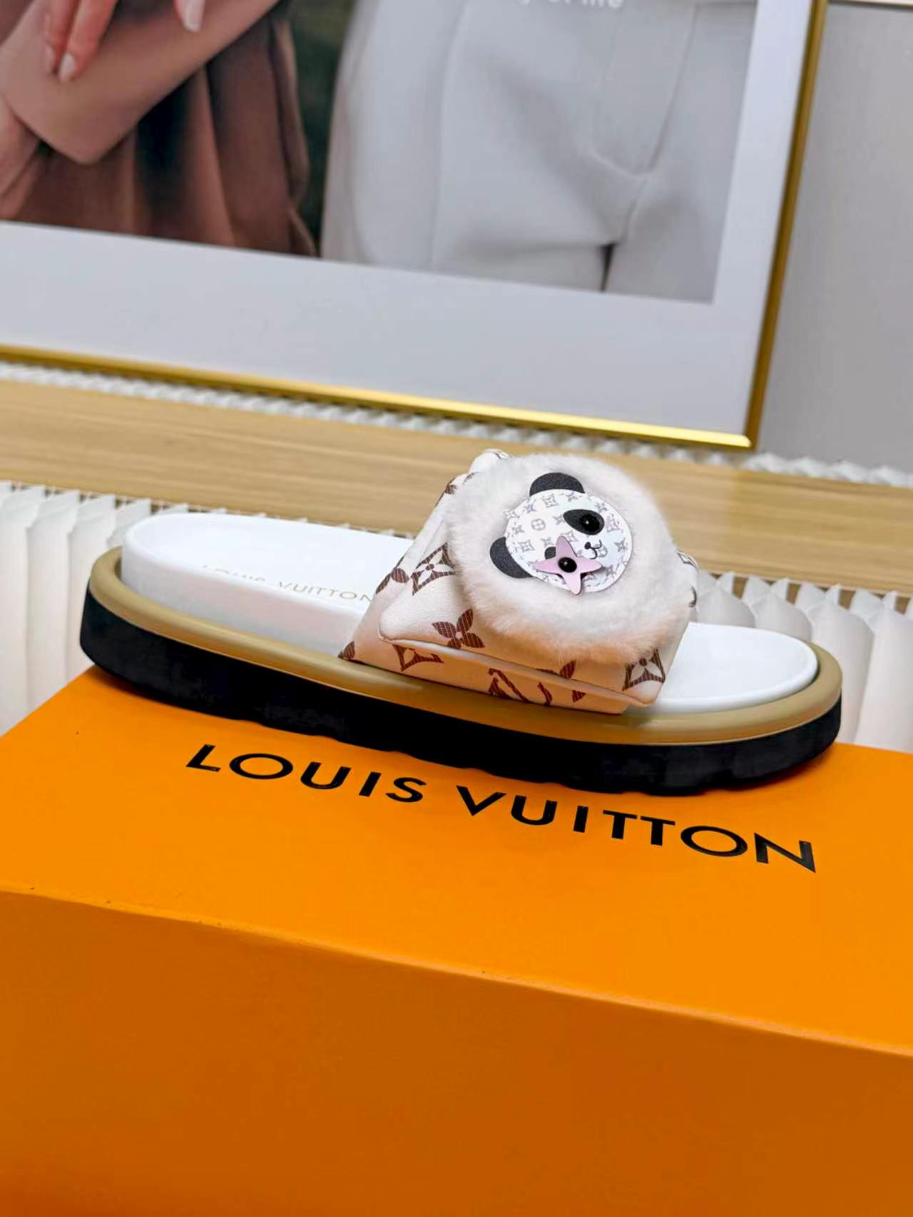 NO:957268,Louis Vuitton Louis Vuitton's new spring and summer slippers are on the market, 1:1 advanced customization, instant kill of all imitations, original molded LOGO decoration, both fashionable and beautiful, fabric: imported embossed silk fabric, inner sheepskin, exquisite original shoe last, original molded outsole, sole water platform 4cm. Size 35-42, multiple options with pictures to place orders, welcome to send pictures to place orders, slippers, louis vuitton, louis  vuitton,slippers,sheepskin19860909Louis Vuitton路易威登春夏新款拖鞋火爆上市,1:1高级定制,秒杀一切仿品,原版开模LOGO装饰,既时尚又美观,面料:进口压花丝绸面料,内里羊皮,精美原版鞋楦,大底原版开模,鞋底加水台4厘米.码数35—42,多可选带图下单,欢迎传图砸单,,拖鞋,louis vuitton,louis vuitton,slippers,sheepskin,Women's Shoes