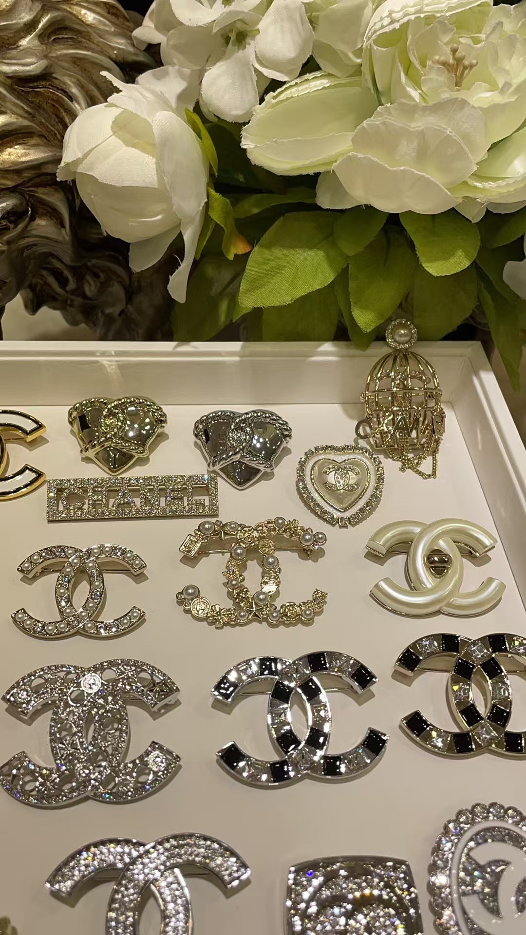 热卖🔥 
秋冬必备 新款胸针集合👇