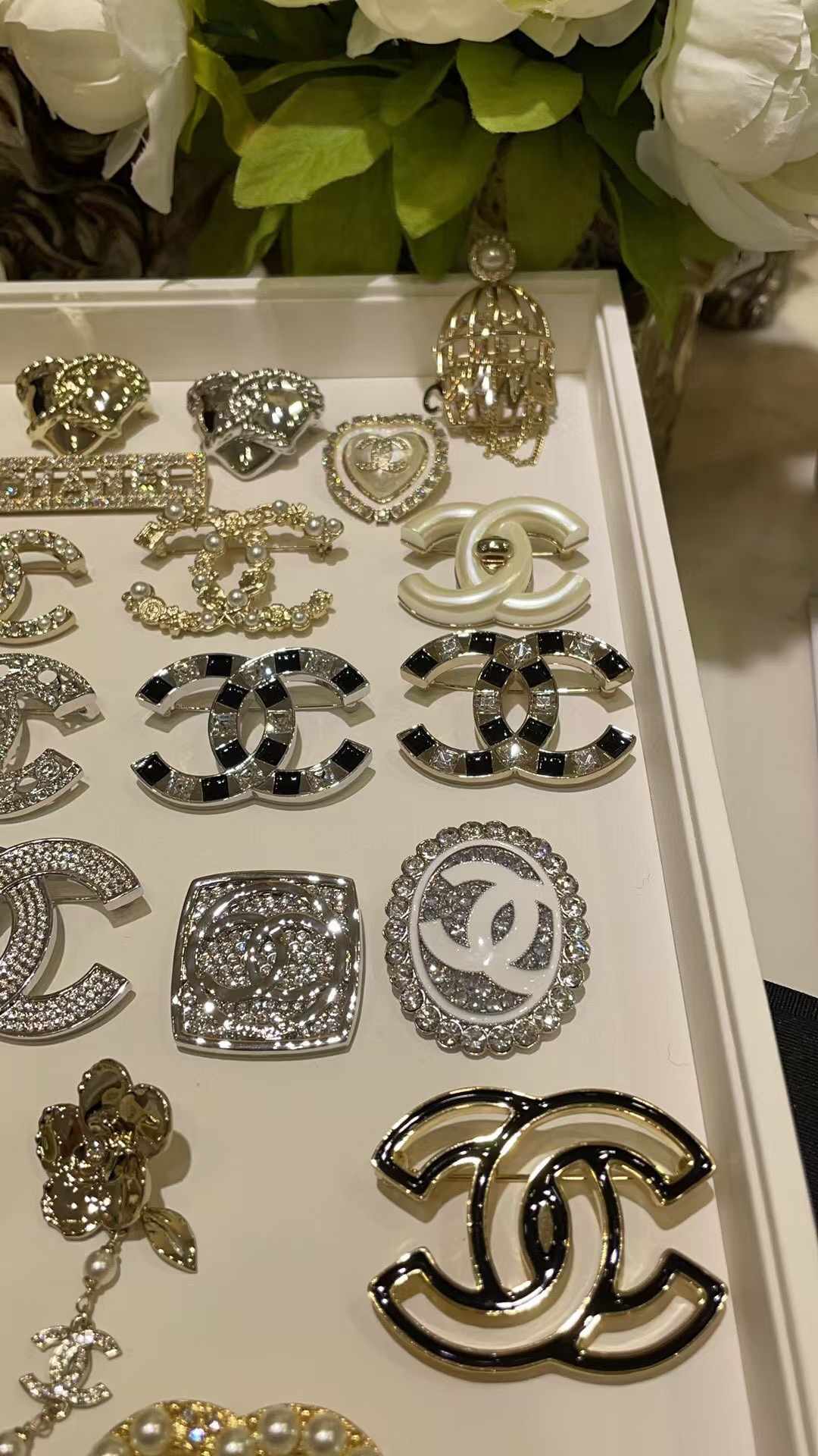 热卖🔥 
秋冬必备 新款胸针集合👇