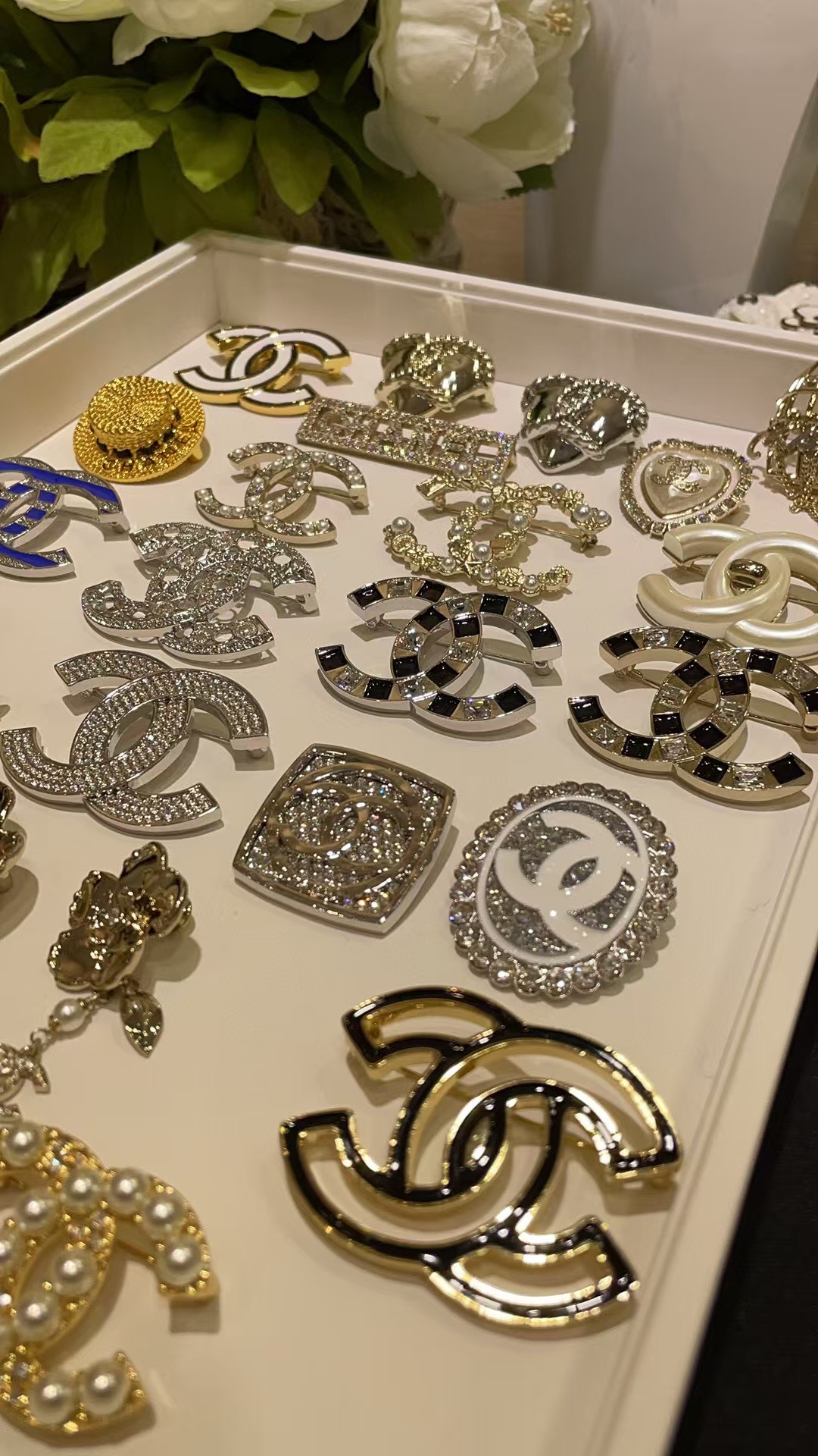 热卖🔥 
秋冬必备 新款胸针集合👇