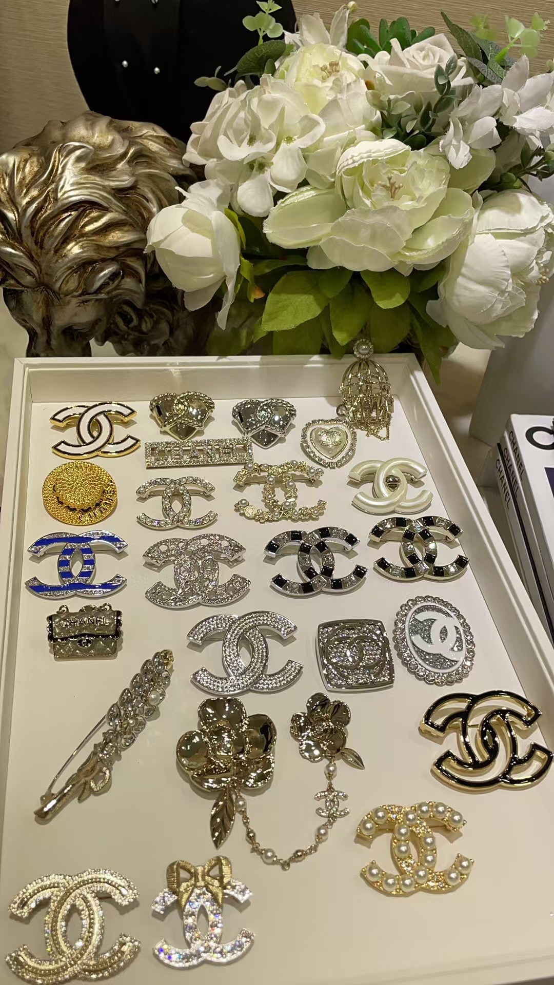 热卖🔥 
秋冬必备 新款胸针集合👇