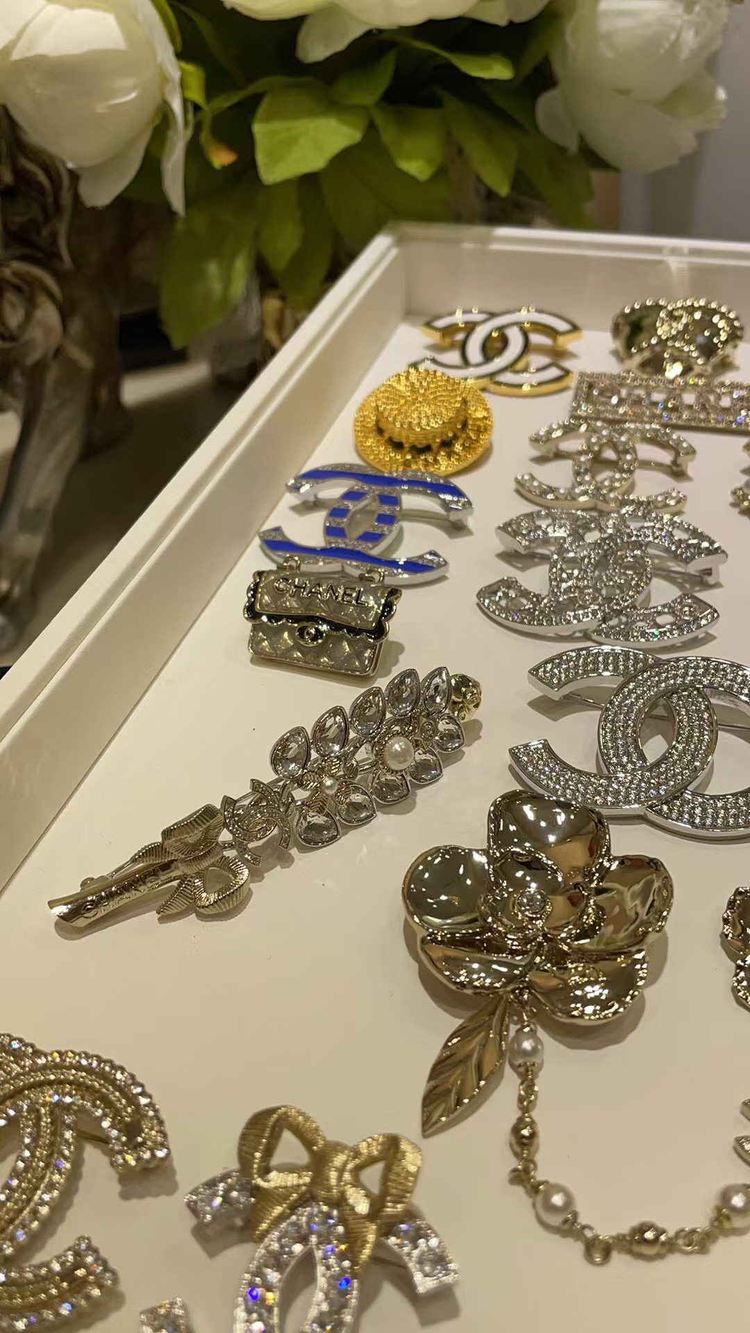 热卖🔥 
秋冬必备 新款胸针集合👇