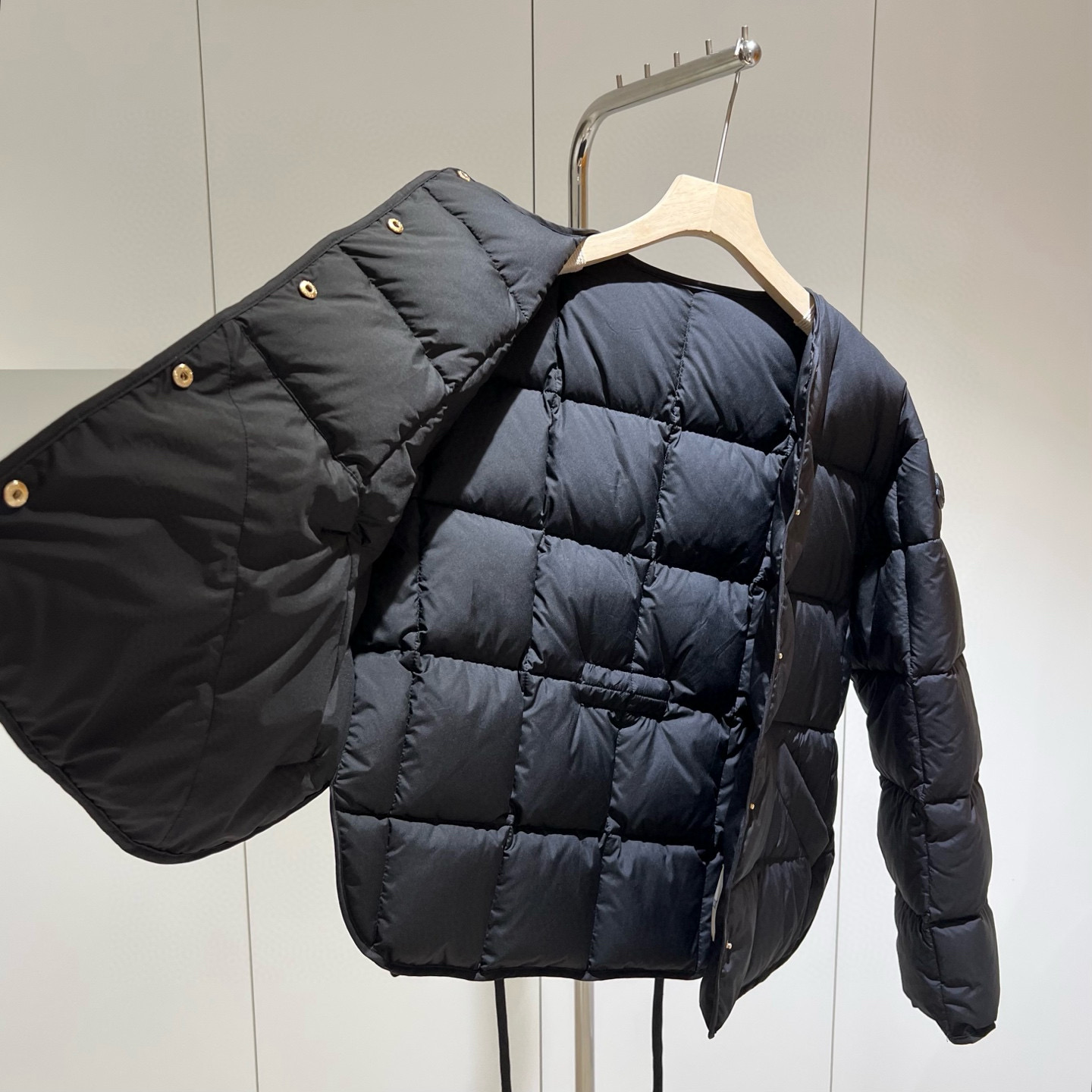 Moncler 2025 autumn-winter short down jacket for women. Loose box cut with adjustable waist belt. Colors: Beige, Black. Sizes: 0-1-2. Lightweight and warm.-Big cat