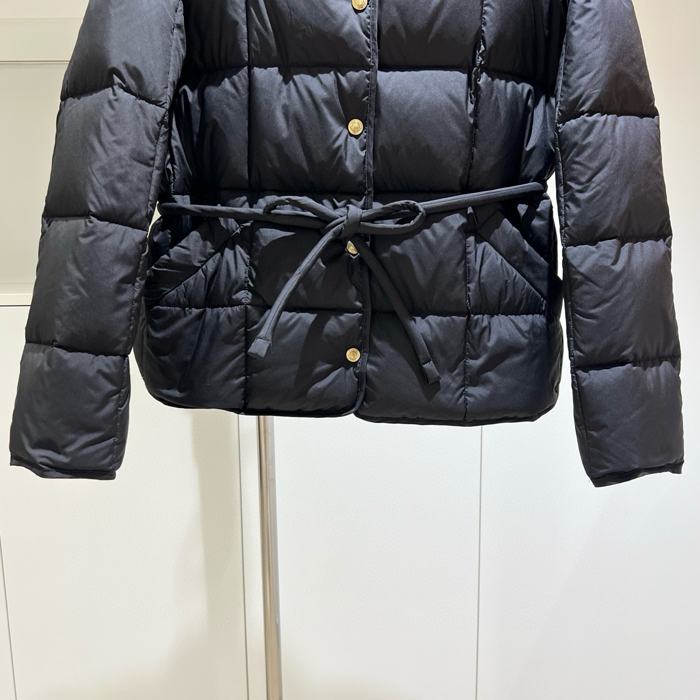 Moncler 2025 autumn-winter short down jacket for women. Loose box cut with adjustable waist belt. Colors: Beige, Black. Sizes: 0-1-2. Lightweight and warm.-Big cat
