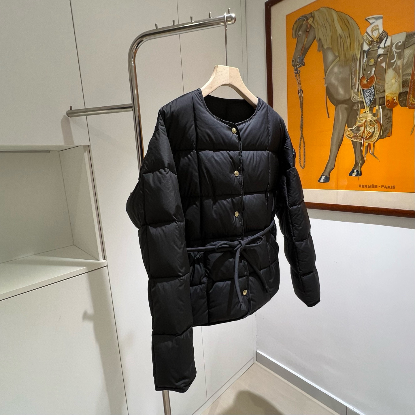 Moncler 2025 autumn-winter short down jacket for women. Loose box cut with adjustable waist belt. Colors: Beige, Black. Sizes: 0-1-2. Lightweight and warm.-Big cat