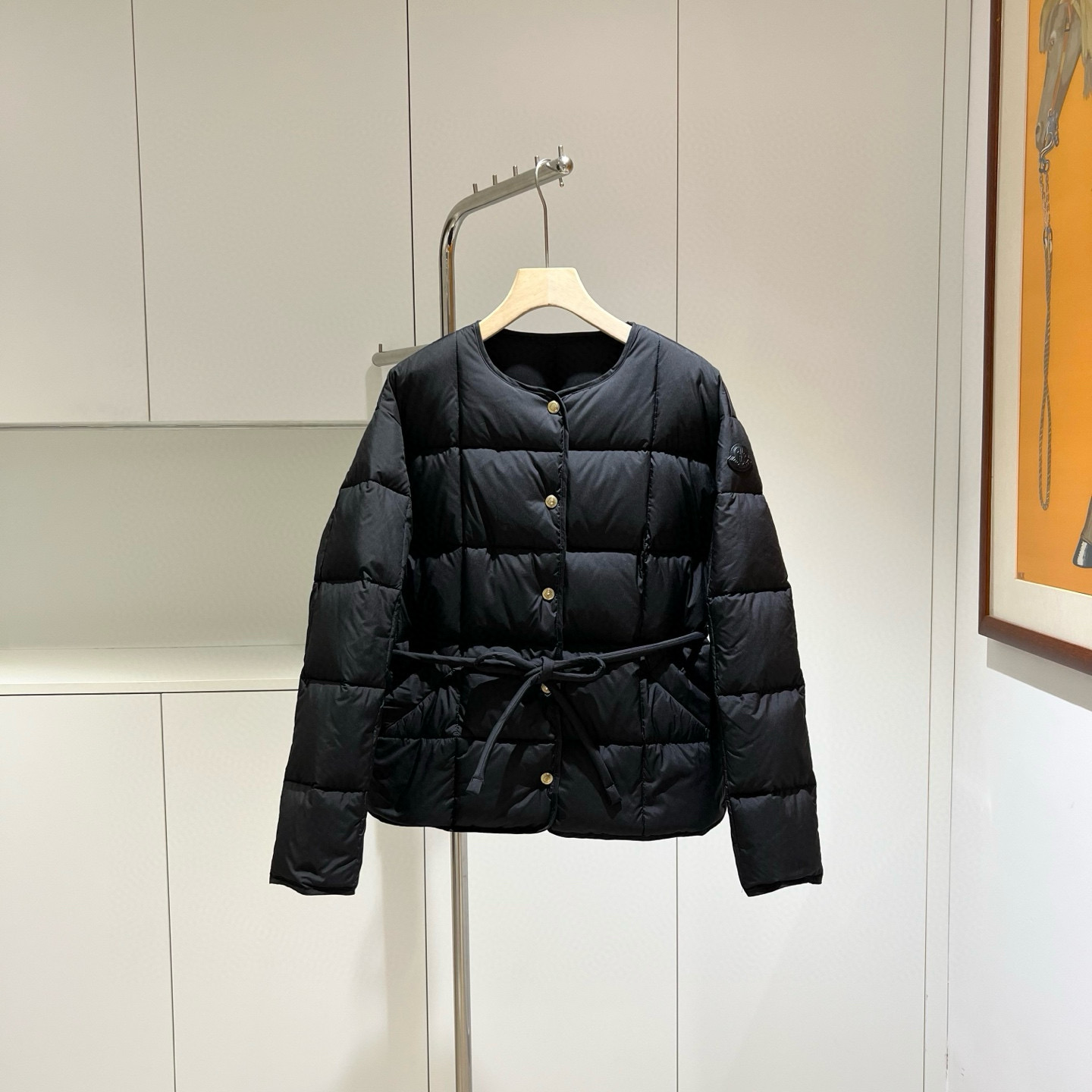 Moncler 2025 autumn-winter short down jacket for women. Loose box cut with adjustable waist belt. Colors: Beige, Black. Sizes: 0-1-2. Lightweight and warm.-Big cat