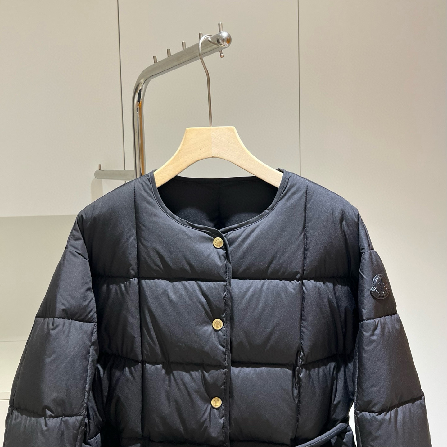 Moncler 2025 autumn-winter short down jacket for women. Loose box cut with adjustable waist belt. Colors: Beige, Black. Sizes: 0-1-2. Lightweight and warm.-Big cat