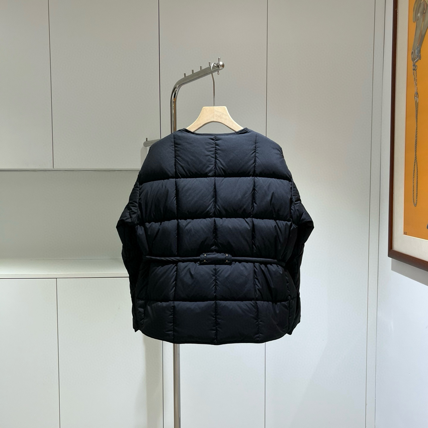 Moncler 2025 autumn-winter short down jacket for women. Loose box cut with adjustable waist belt. Colors: Beige, Black. Sizes: 0-1-2. Lightweight and warm.-Big cat