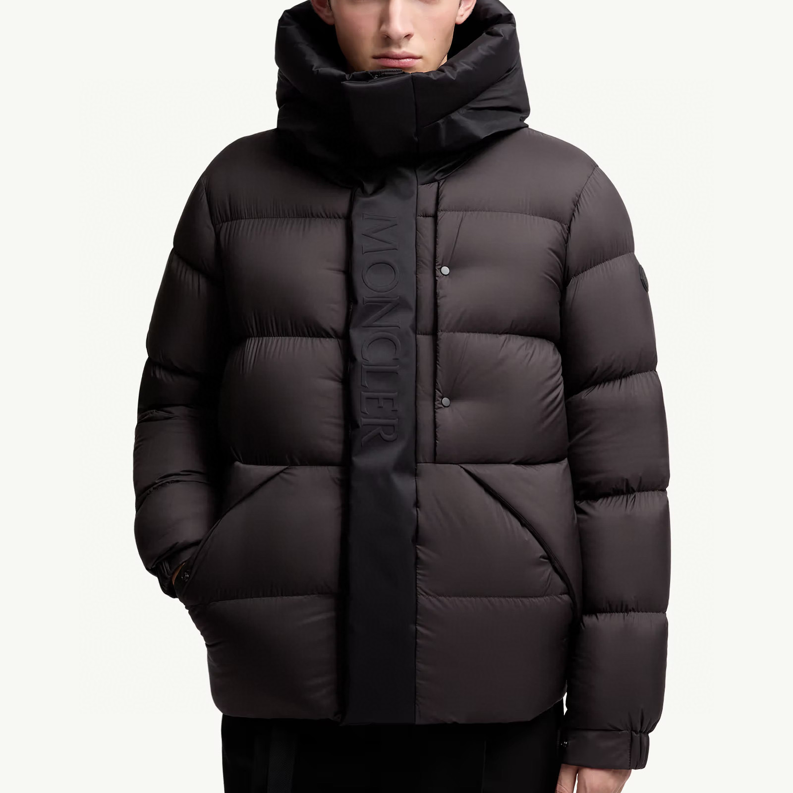 羽绒服-。 MC黑武士冬季爆款羽绒服 短款羽绒服浮雕门禁羽绒服面包服！磨砂利落色彩与剪裁打造干练姿态，身