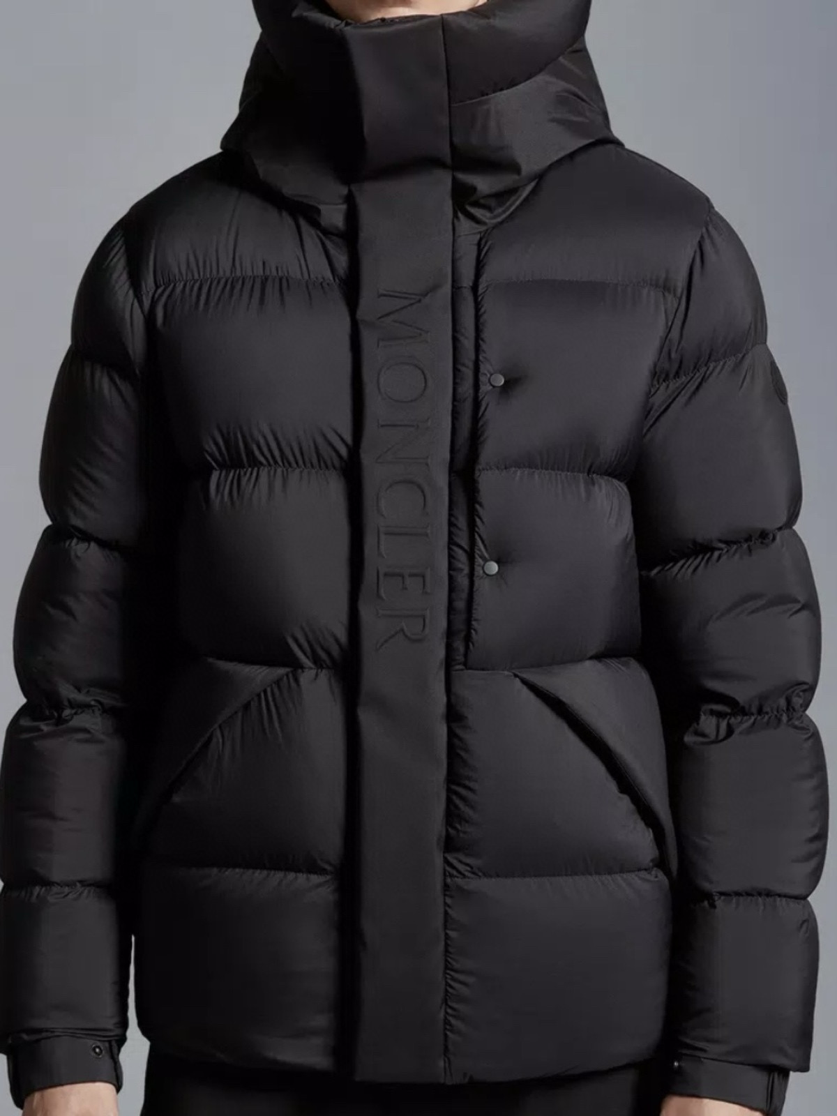 羽绒服-。 MC黑武士冬季爆款羽绒服 短款羽绒服浮雕门禁羽绒服面包服！磨砂利落色彩与剪裁打造干练姿态，身