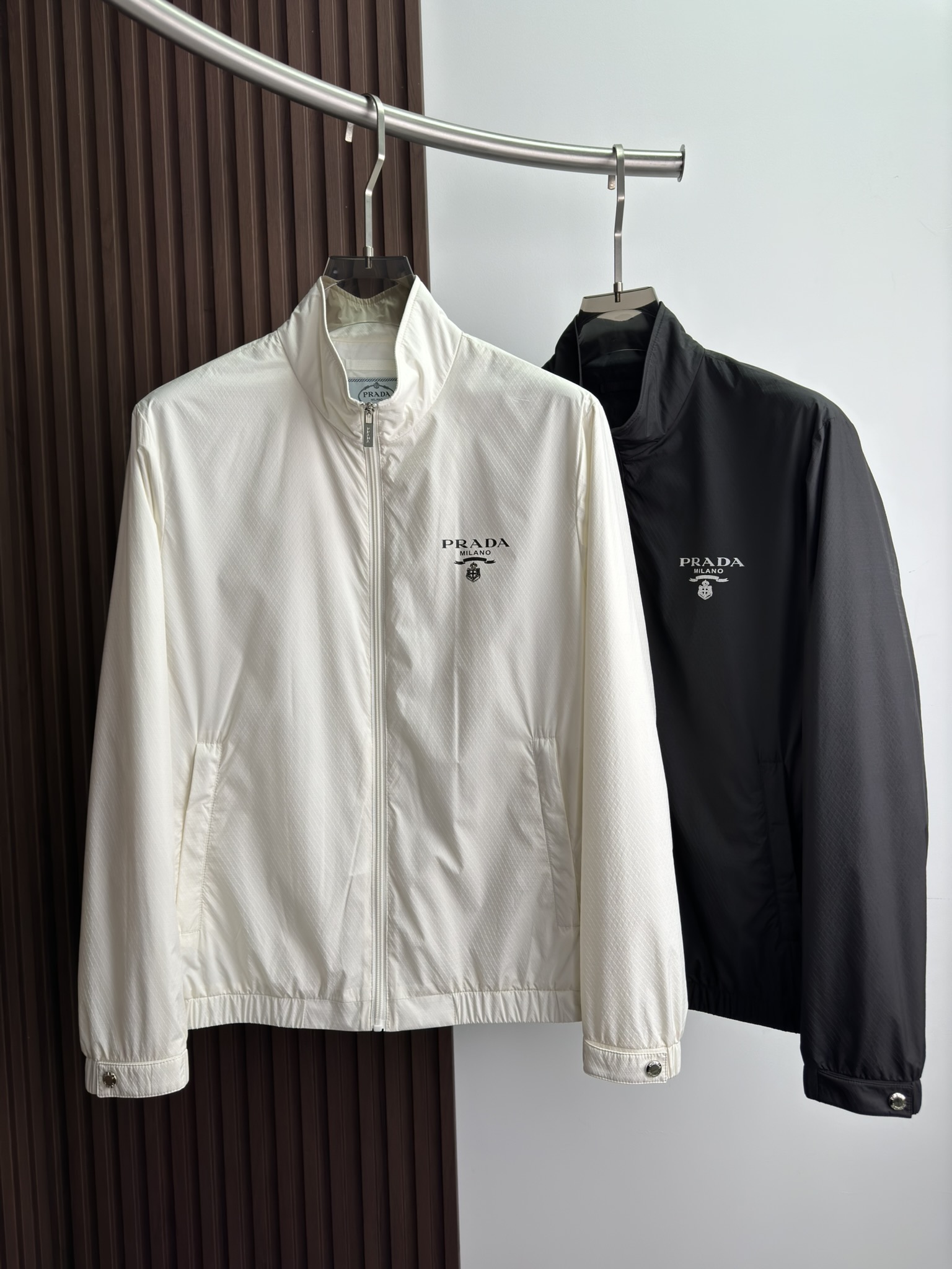 Psedyzd//PRADA普拉达 24春夏新品 立领夹克。选用原版定制轻薄材质，柔软舒适  透气性良好。带弹力设计，精干简约。胸口品牌字母印花，简约大方，品牌字母辅料拉链，细节极致完美。颜色：黑色 米白色尺码：M-3XL （sbed-56码）