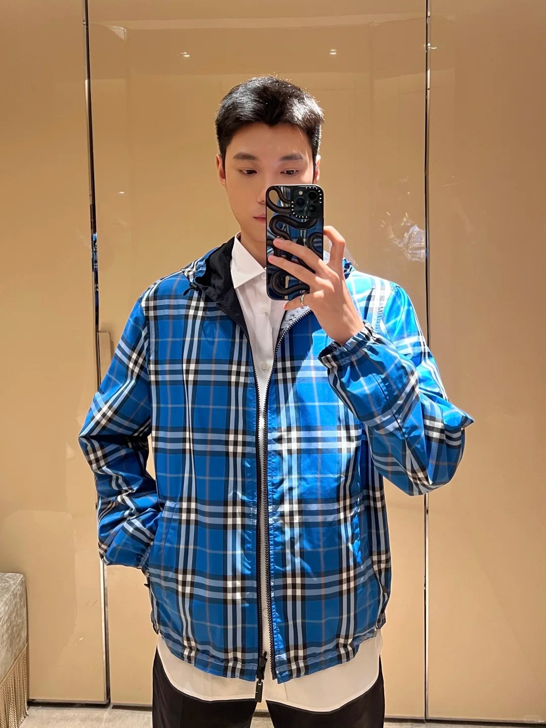 NO:519391,, 2025 early autumn new product, hooded jackets on both sides of B. One side is classic and elegant in solid color design, and the other side is unique plaid design. Fashionable, both inside and outside are integrated, full of high-end sense. Brand theme elements top classic plaid design series, black chest classic logo logo embellishment, three-dimensional and stylish, workmanship details, exquisite craftsmanship, high-end quality, luxury top designers!  The details are handled in place and neatly, simple and easy to match to highlight the layered style, and the dress is fashionable and trendy!  QF50, black khaki M-3XL, M size shoulder width 48 bust 112 clothes 70 sleeve length 60; L size shoulder width 49 bust 116 clothes 71 sleeve length 61; XL size shoulder width 50 bust 120 clothes 72 sleeve length 62; XXL size shoulder width 51 bust 124 clothes 73 sleeve length 63; 3XL size shoulder width 52 bust 128 clothes 74 sleeve length 64;,, jackets & coats, jackets & coats,hats,alexander wang19860909,2025早秋新品、B家两面穿连帽夹克外套 一面纯色设计经典素雅,另一面独特的格纹设计 时尚感 内外兼修融于一体,高级感满满.品牌主题元素顶级经典格子设计系列 黑色面胸口经典logo标志 点缀 立体有型 做工细节,精湛工艺,高端品质,奢华顶尖设计师打造！细节处理非常到位与整洁 简单易搭凸显层次风范 穿着搭配时尚潮流！QF50,黑色卡其格M-3XL, M码肩宽48胸围112衣70袖长60； L码肩宽49胸围116衣长71袖长61； XL码肩宽50胸围120衣长72袖长62； XXL码肩宽51胸围124衣长73袖长63； 3XL码肩宽52胸围128衣长74袖长64；,,jackets & coats,jackets & coats,hats,alexander wang,Men's clothing