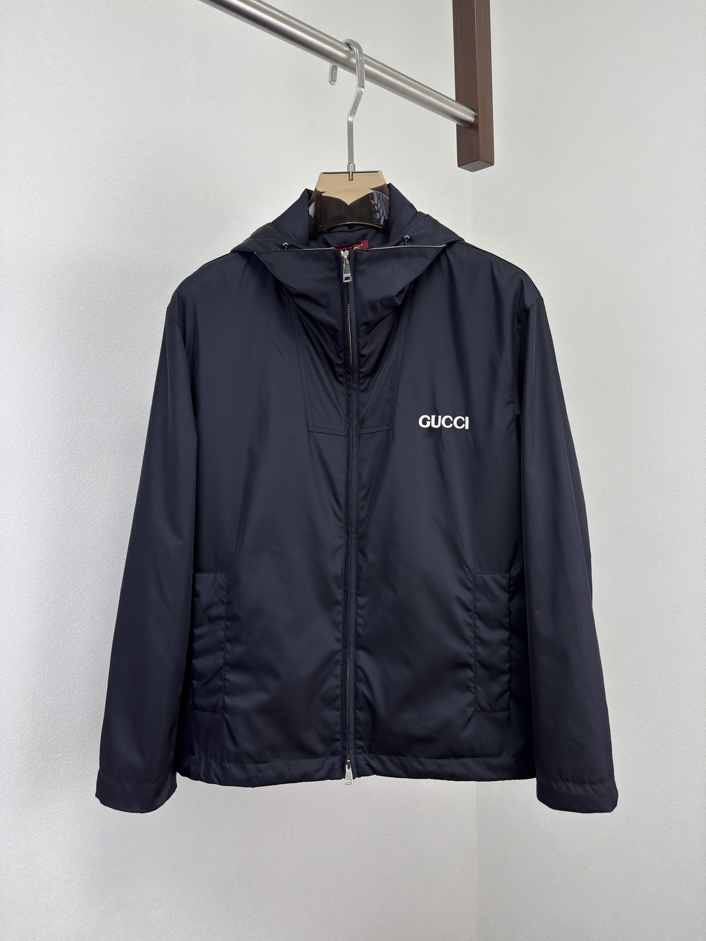 NO:518768,GUCCI 25 Early Autumn King Jacket, Nylon Twill + Embroidered Logo, bringing a high-end feel out of the street!  Removable style, and instantly becomes a stand-up collar after disassembly. At first glance, Gucci DNA details are ingenious, densely woven nylon fabric, hard-core, windproof and waterproof, breathable, easy to hold in early autumn, dark blue tone, low-key and high-end, with texture filters, both men and women can control it. Gucci logo embroidery patch, classic letter logo contrast patch embroidery is super exquisite, full of three-dimensionality, brand DNA is directly pulled full, embellished on the chest, a low-key trick to show off wealth. Mesh lining + detachable hood, 70 nylon spandex lining, soft and breathable, no sweat, hood removable design, switching between two styles in one second, practicality is bursting. Stand collar drop shoulder + drawstring hem  , Stand collar and windproof, the shoulder-falling design is lazy and casual, can be salty or sweet, the inner drawstring of the hem is adjusted, tightening to make the legs look longer, and it is more cool to let go. Practical details, long sleeve design + zippered closure, warm and neat, large pockets on both sides, and easy to store mobile phone keys. Color navy size M-3XL (48-56), gucci, jackets & coats,hats,alexander wang19860909GUCCI 25早秋王炸夹克,尼龙斜纹+刺绣Logo,把高级感穿出街！可拆卸款式 拆卸完秒变立领. 一眼吸睛的Gucci DNA细节之处见匠心,密织斜纹尼龙面料 ,硬核实力派,防风防水又透气,早秋忽冷忽热天气轻松hold住,深蓝色调低调高级,自带质感滤镜,男女皆可驾驭. Gucci标识刺绣贴饰 ,经典字母logo 撞色贴布刺绣超精致,立体感十足,品牌DNA直接拉满,点缀在胸口,低调炫富的小心机. 网布衬里+可拆卸兜帽 ,70锦纶氨纶里料,柔软透气不闷汗,兜帽可拆卸设计,一秒切换两种风格,实用度拉爆. 立领落肩+抽绳下摆 ,立领防风又帅气,落肩设计慵懒随性,可盐可甜,下摆内层抽绳调节,收紧显腿长,放开更飒爽. 实用细节,长袖设计+拉链门襟,保暖又利落,两侧大口袋,收纳手机钥匙超方便. 颜色藏青色 尺码M-3XL（48-56）,,gucci,jackets & coats,hats,alexander wang,Men's clothing