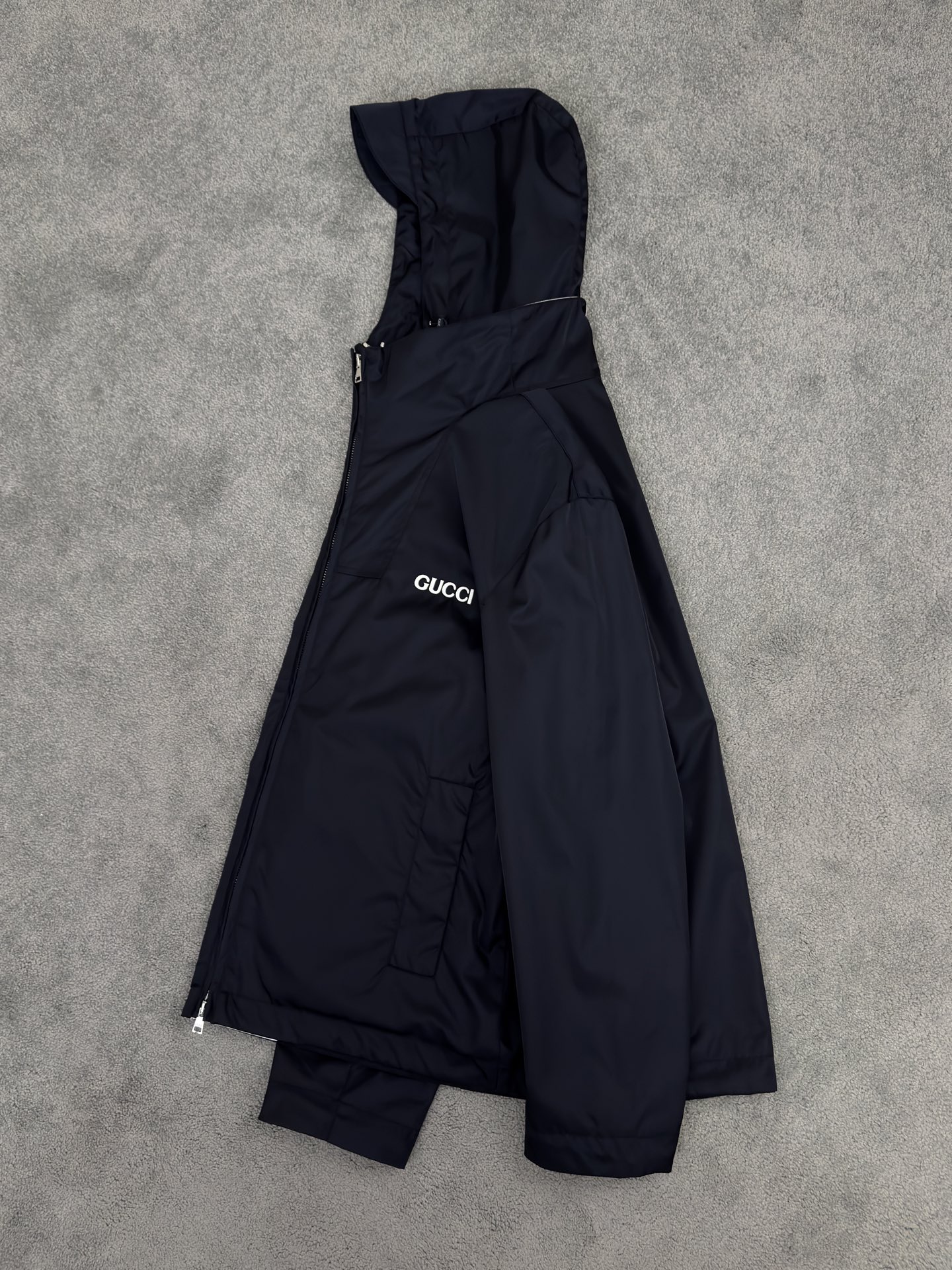 NO:518774,GUCCI 25 Early Autumn King Jacket, Nylon Twill + Embroidered Logo, bringing a high-end feel out of the street!  Removable style, and instantly becomes a stand-up collar after disassembly. At first glance, Gucci DNA details are ingenious, densely woven nylon fabric, hard-core, windproof and waterproof, breathable, easy to hold in early autumn, dark blue tone, low-key and high-end, with texture filters, both men and women can control it. Gucci logo embroidery patch, classic letter logo contrast patch embroidery is super exquisite, full of three-dimensionality, brand DNA is directly pulled full, embellished on the chest, a low-key trick to show off wealth. Mesh lining + detachable hood, 70 nylon spandex lining, soft and breathable, no sweat, hood removable design, switching between two styles in one second, practicality is bursting. Stand collar drop shoulder + drawstring hem  , Stand collar and windproof, the shoulder-falling design is lazy and casual, can be salty or sweet, the inner drawstring of the hem is adjusted, tightening to make the legs look longer, and it is more cool to let go. Practical details, long sleeve design + zippered closure, warm and neat, large pockets on both sides, and easy to store mobile phone keys. Color navy size M-3XL (48-56), gucci, jackets & coats,hats,alexander wang19860909GUCCI 25早秋王炸夹克,尼龙斜纹+刺绣Logo,把高级感穿出街！可拆卸款式 拆卸完秒变立领. 一眼吸睛的Gucci DNA细节之处见匠心,密织斜纹尼龙面料 ,硬核实力派,防风防水又透气,早秋忽冷忽热天气轻松hold住,深蓝色调低调高级,自带质感滤镜,男女皆可驾驭. Gucci标识刺绣贴饰 ,经典字母logo 撞色贴布刺绣超精致,立体感十足,品牌DNA直接拉满,点缀在胸口,低调炫富的小心机. 网布衬里+可拆卸兜帽 ,70锦纶氨纶里料,柔软透气不闷汗,兜帽可拆卸设计,一秒切换两种风格,实用度拉爆. 立领落肩+抽绳下摆 ,立领防风又帅气,落肩设计慵懒随性,可盐可甜,下摆内层抽绳调节,收紧显腿长,放开更飒爽. 实用细节,长袖设计+拉链门襟,保暖又利落,两侧大口袋,收纳手机钥匙超方便. 颜色藏青色 尺码M-3XL（48-56）,,gucci,jackets & coats,hats,alexander wang,Men's clothing